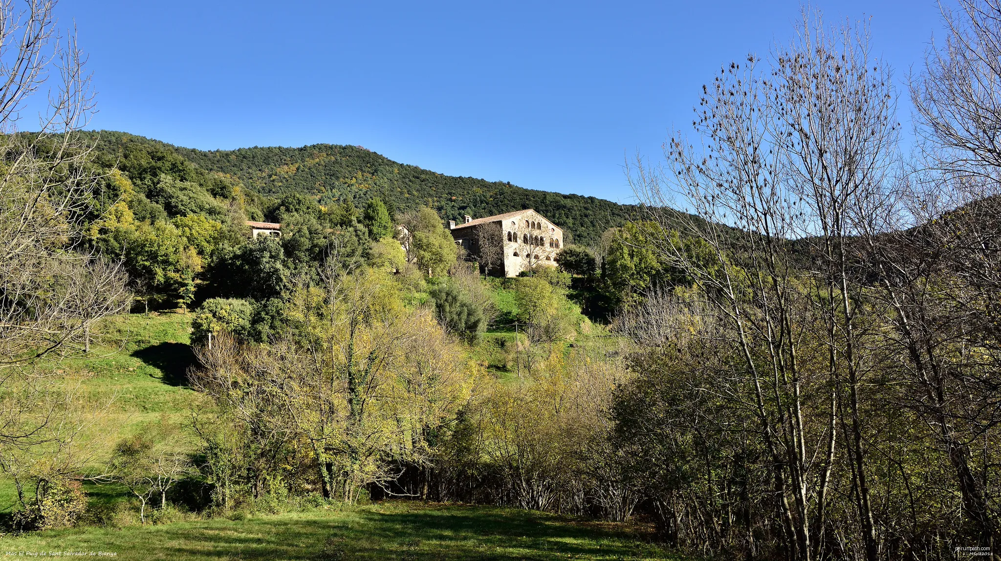 Mas El Puig (la Vall de Bianya) | Autor: Miquel Solé | Licencja: CC BY-SA 4.0 | Źródło: Wikimedia Commons