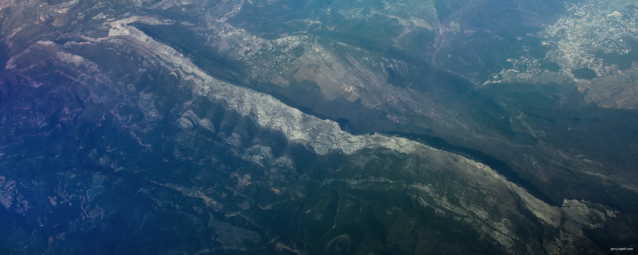 Aerial view of the Sainte-Baume mountain ridge in southern France )Ryanair flight from Palma de Mallorca to Warszawa (Modlin) FR2877). | Autor: Adrian Tync | Licencja: CC BY-SA 4.0 | Źródło: Wikimedia Commons