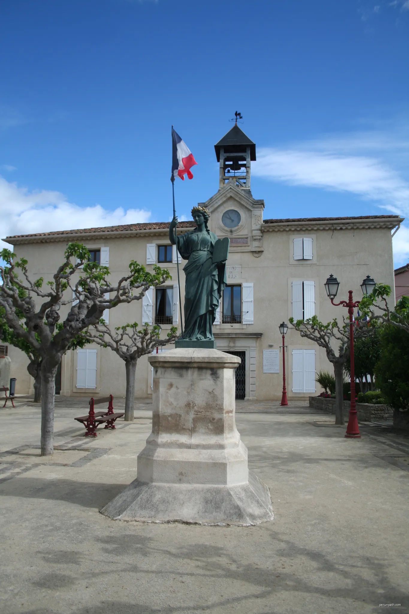 File:Maureilhan Marianne.JPG | Autor: Fagairolles 34 | Licencja: CC BY-SA 4.0 | Źródło: Wikimedia Commons
