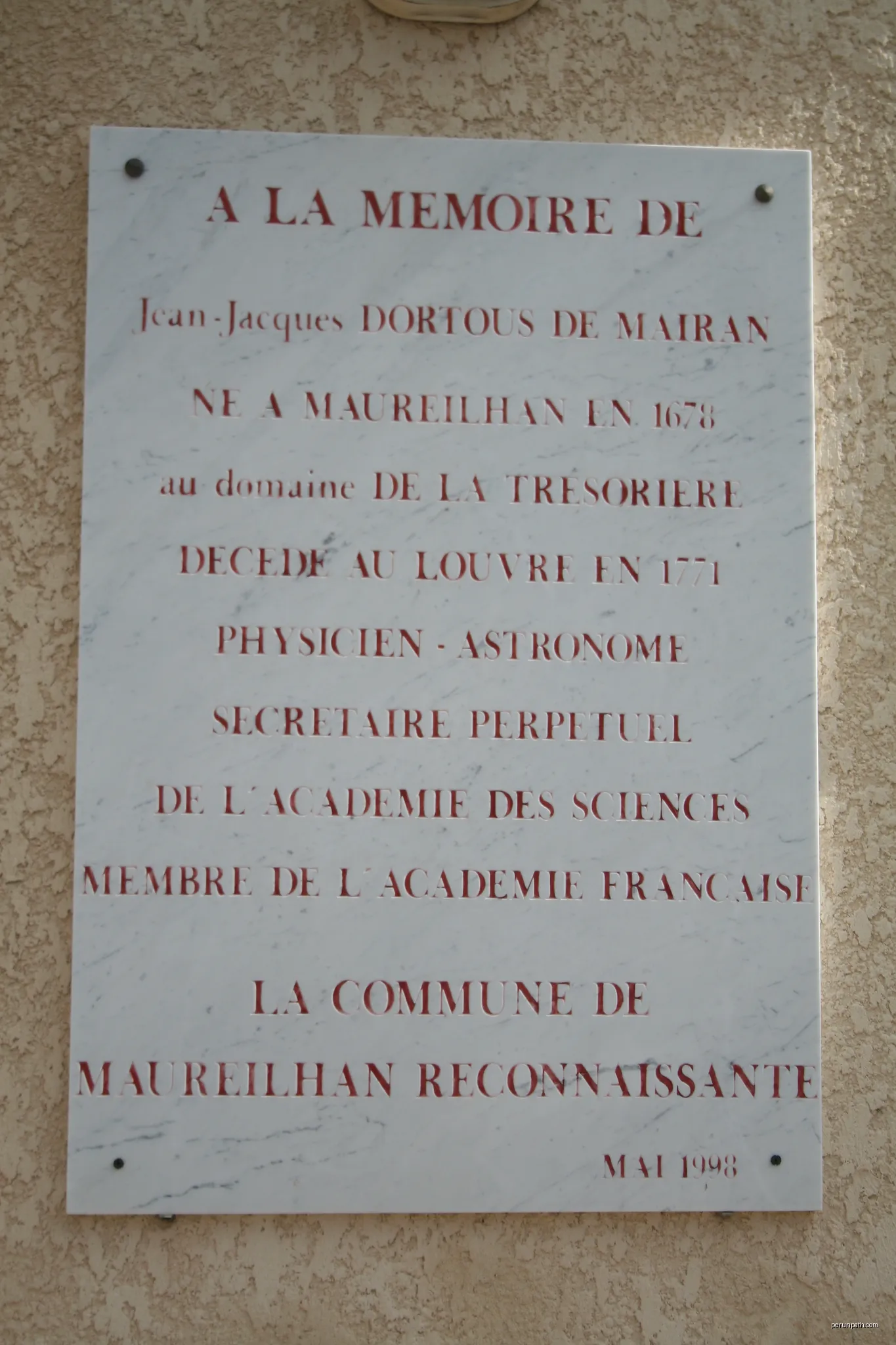 Maureilhan (Hérault) - plaque Jean Jacques Dortous de Mairan (1678-1771), physicien, astronome, secrétaire perpétuel de l'Académie des Sciences, membre de l'Académie frnaçaise | Autor: Fagairolles 34 | Licencja: CC BY-SA 4.0 | Źródło: Wikimedia Commons