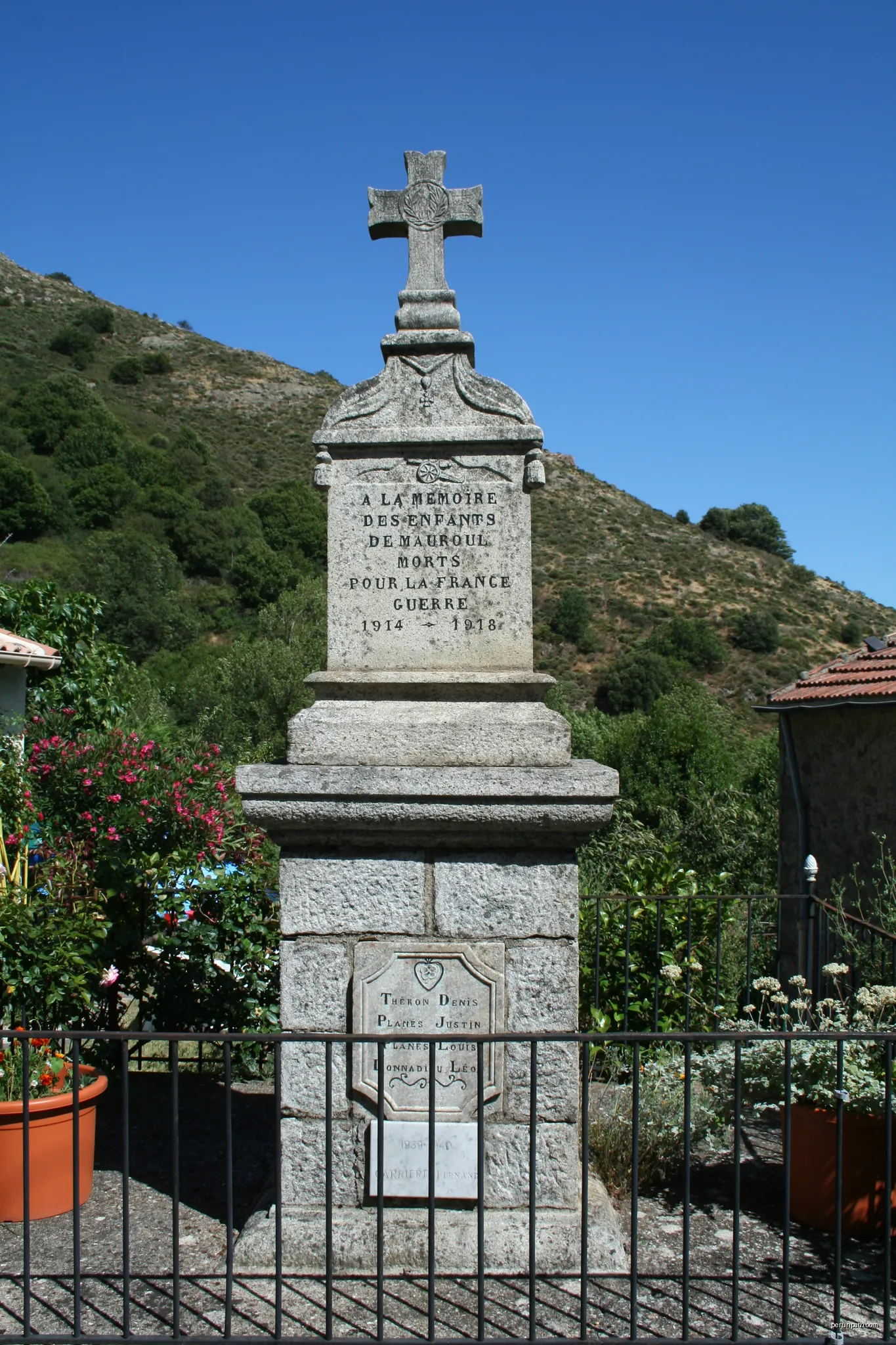 Saint-Julien (Hérault) - monument aux morts de Mauroul. | Autor: Fagairolles 34 | Licencja: CC BY-SA 4.0 | Źródło: Wikimedia Commons
