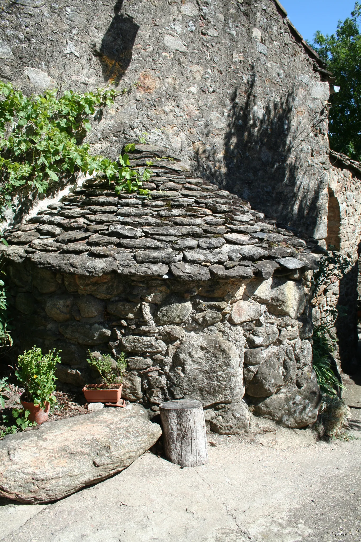 Saint-Julien (Hérault) - toit en lauses à Mauroul. | Autor: Fagairolles 34 | Licencja: CC BY-SA 4.0 | Źródło: Wikimedia Commons