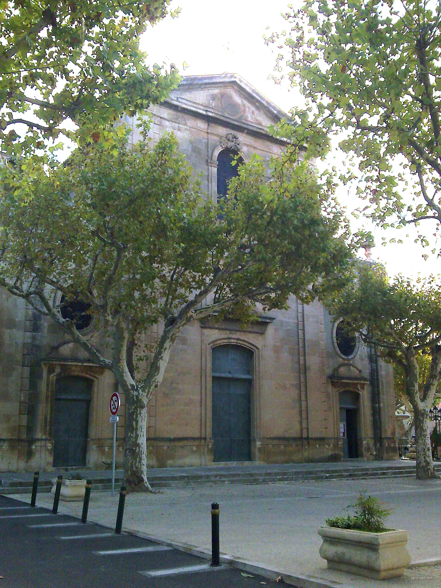 Façade de l'église Sainte-Croix de Maussane-les-Alpilles | Autor: Malost | Licencja: CC BY-SA 3.0 | Źródło: Wikimedia Commons