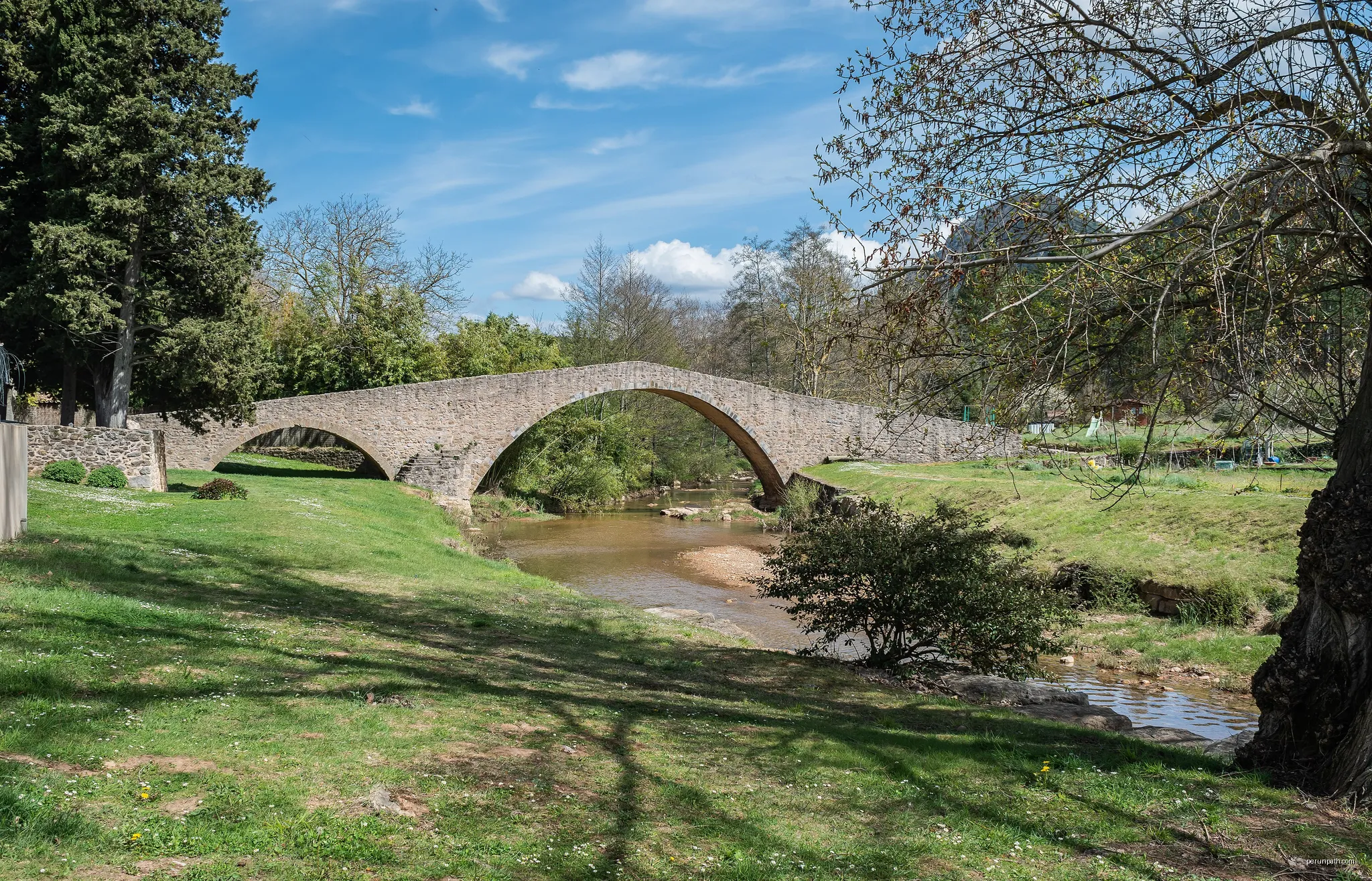 Medieval bridge over the Rialsesse river in Serres, Aude, France | Autor: Krzysztof Golik | Licencja: CC BY-SA 4.0 | Źródło: Wikimedia Commons