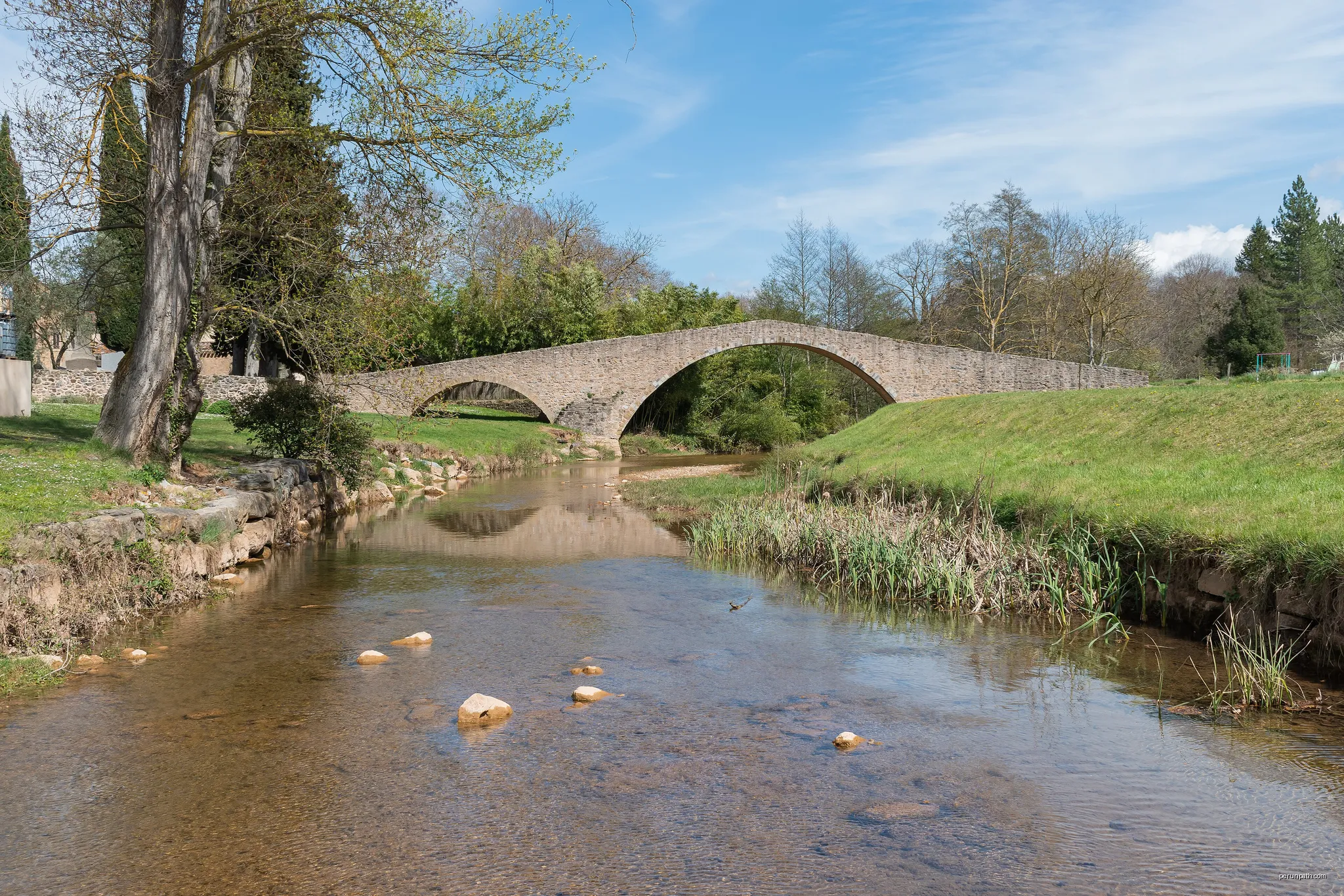 Medieval bridge over the Rialsesse river in Serres, Aude, France | Autor: Krzysztof Golik | Licencja: CC BY-SA 4.0 | Źródło: Wikimedia Commons