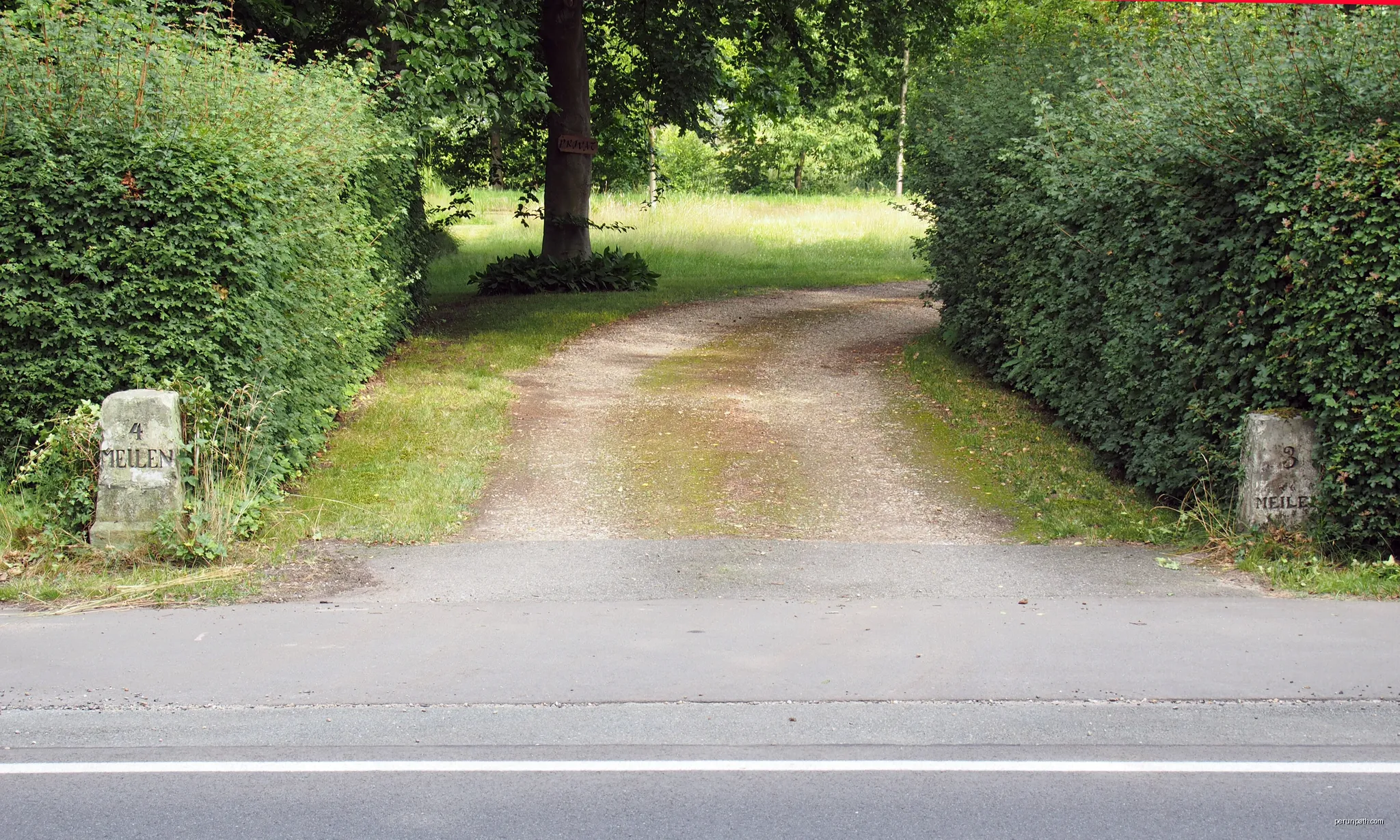 Zwei Meilensteine an der B 191 nahe den Aschauteichen Eschede | Autor: Hajotthu | Licencja: CC BY-SA 3.0 | Źródło: Wikimedia Commons