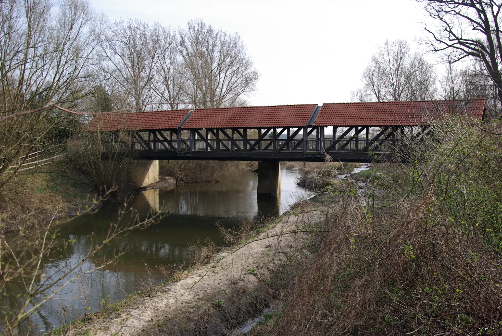 Meinseren in Niedersachsen. Die Brücke geht über die B188 in Meinsersen. | Autor: Clemensfranz | Licencja: CC BY-SA 3.0 | Źródło: Wikimedia Commons