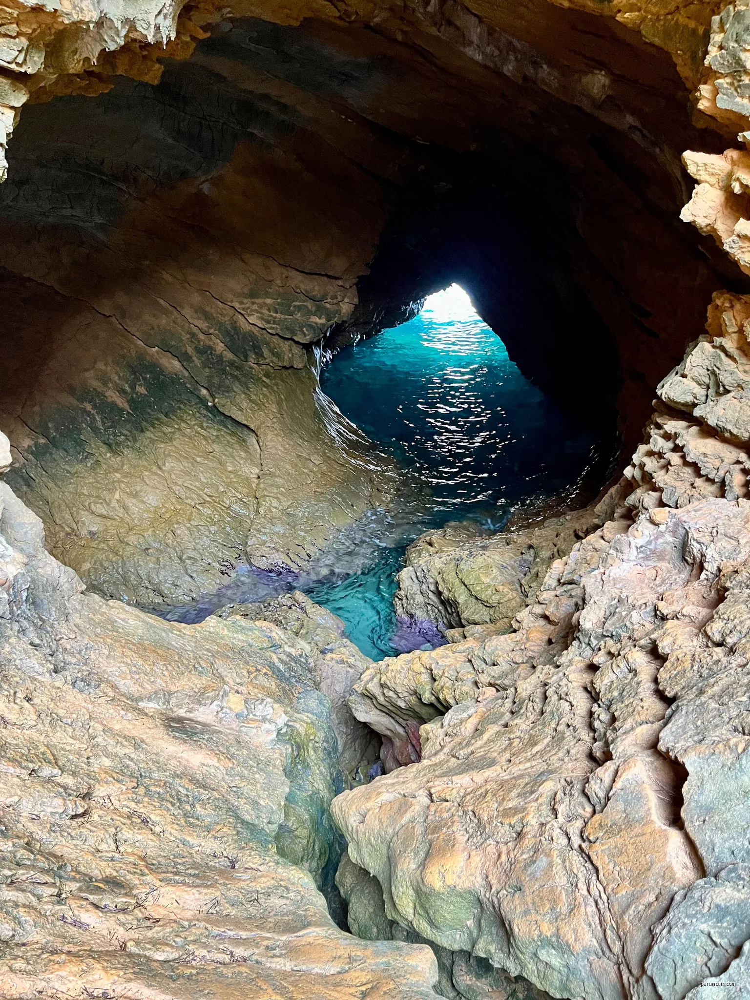 Méjean sea cave, Ensuès-la-Redonne. | Autor: kallerna | Licencja: CC BY-SA 4.0 | Źródło: Wikimedia Commons
