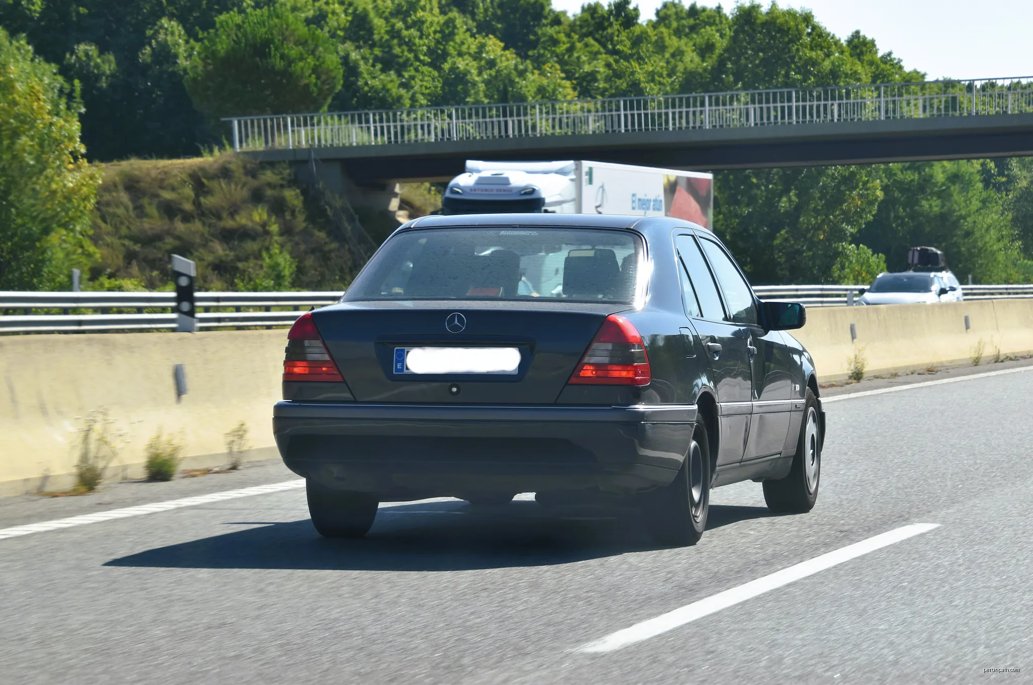 Mercedes-Benz C 220 (W202, 1996) | Autor: Charles from Port Chester, New York | Licencja: CC BY 2.0 | Źródło: Wikimedia Commons