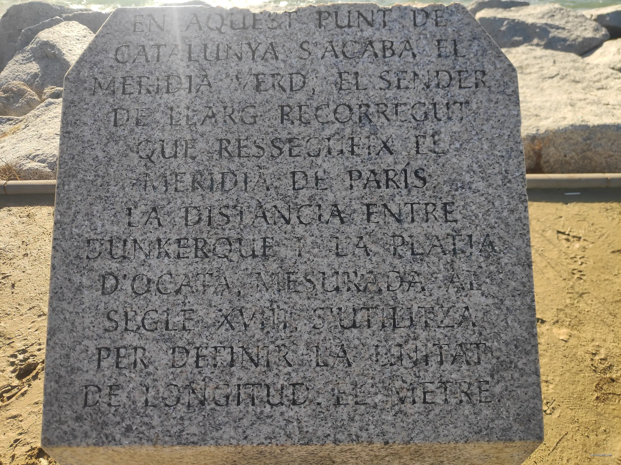Monòlit del Meridià Verd, al passeig de la platja d'Ocata, detall | Autor: Friviere | Licencja: CC BY-SA 4.0 | Źródło: Wikimedia Commons
