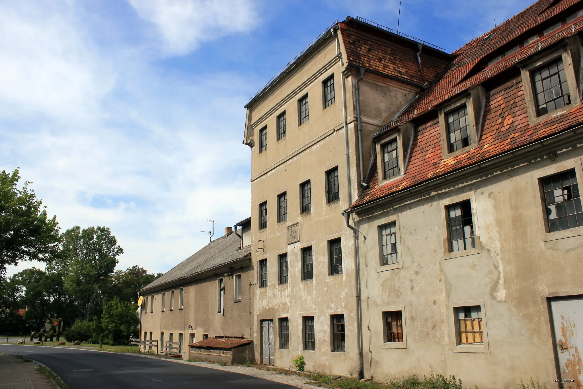 Alte Mühle in Mücka, Landkreis Görlitz, Sachsen. | Autor: Julian Nyča | Licencja: CC BY-SA 4.0 | Źródło: Wikimedia Commons