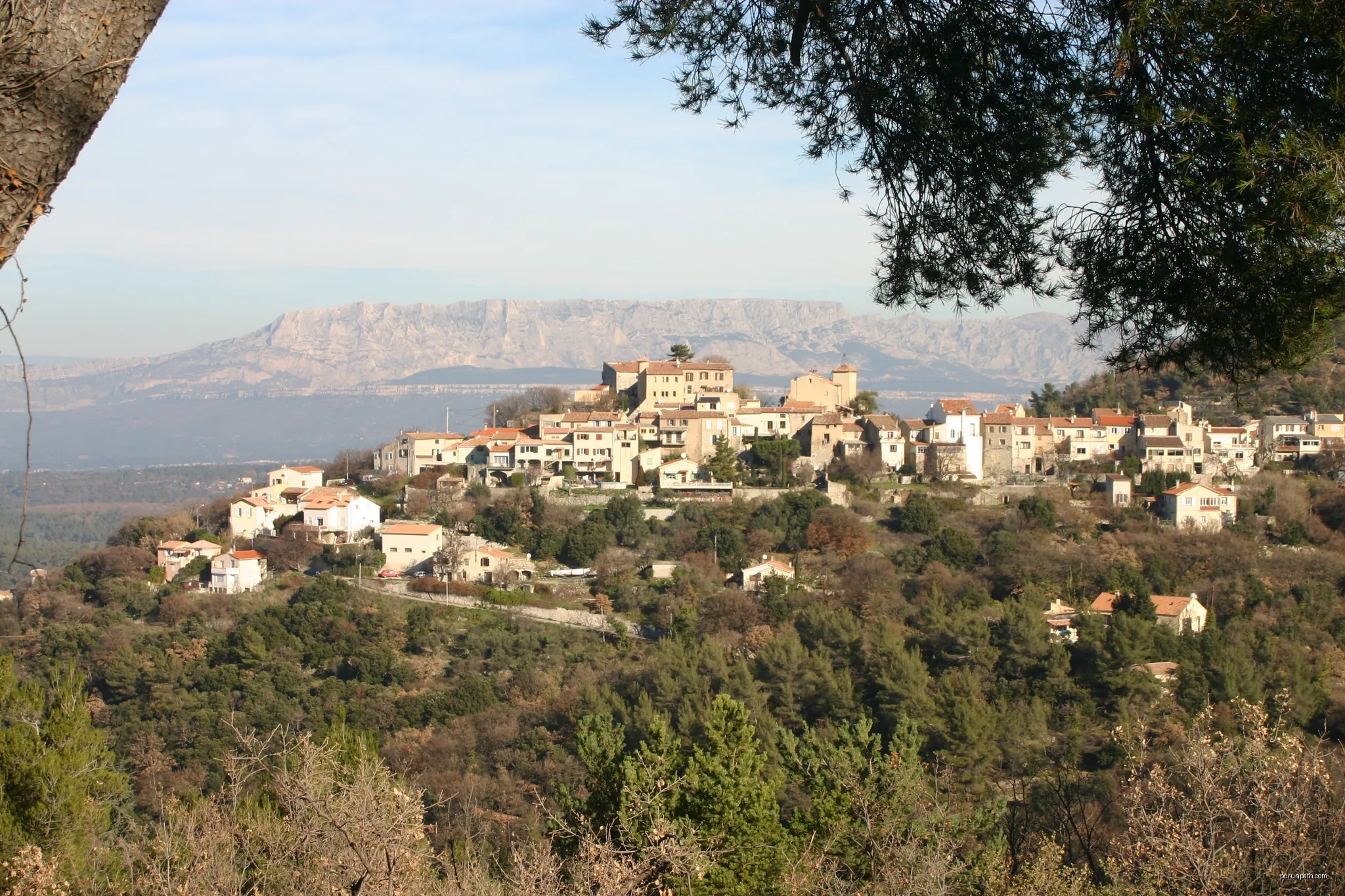 le village de Mimet | Autor: The original uploader was Clavida at French Wikipedia. | Licencja: CC BY-SA 1.0 | Źródło: Wikimedia Commons