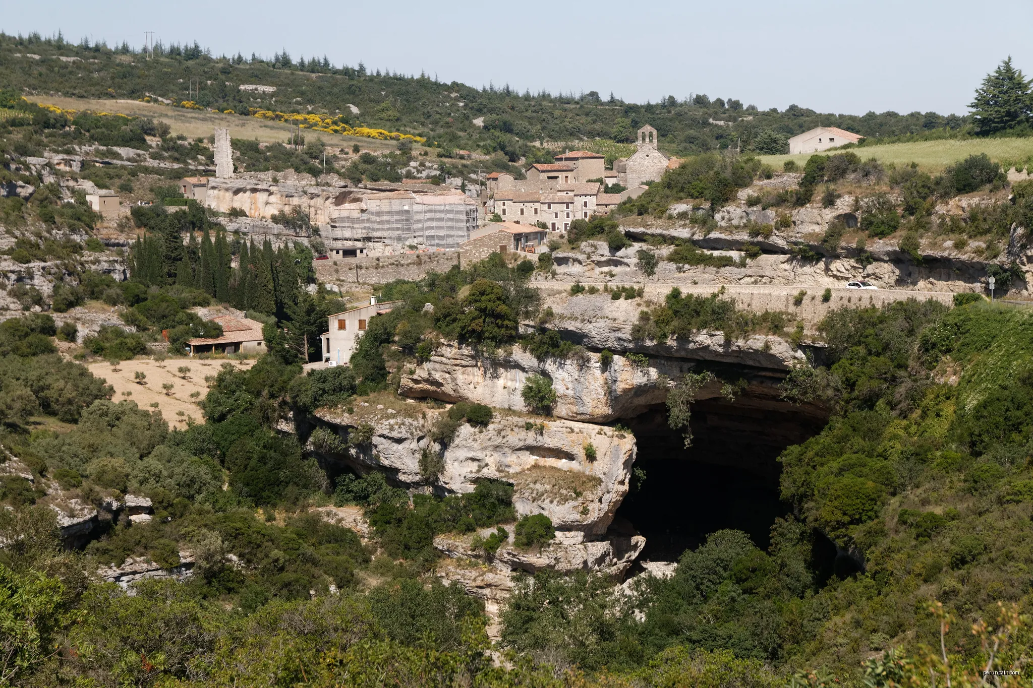 The Large Cave, seen from the stream Caussel at Minerve. | Autor: Daniel VILLAFRUELA. | Licencja: CC BY-SA 4.0 | Źródło: Wikimedia Commons