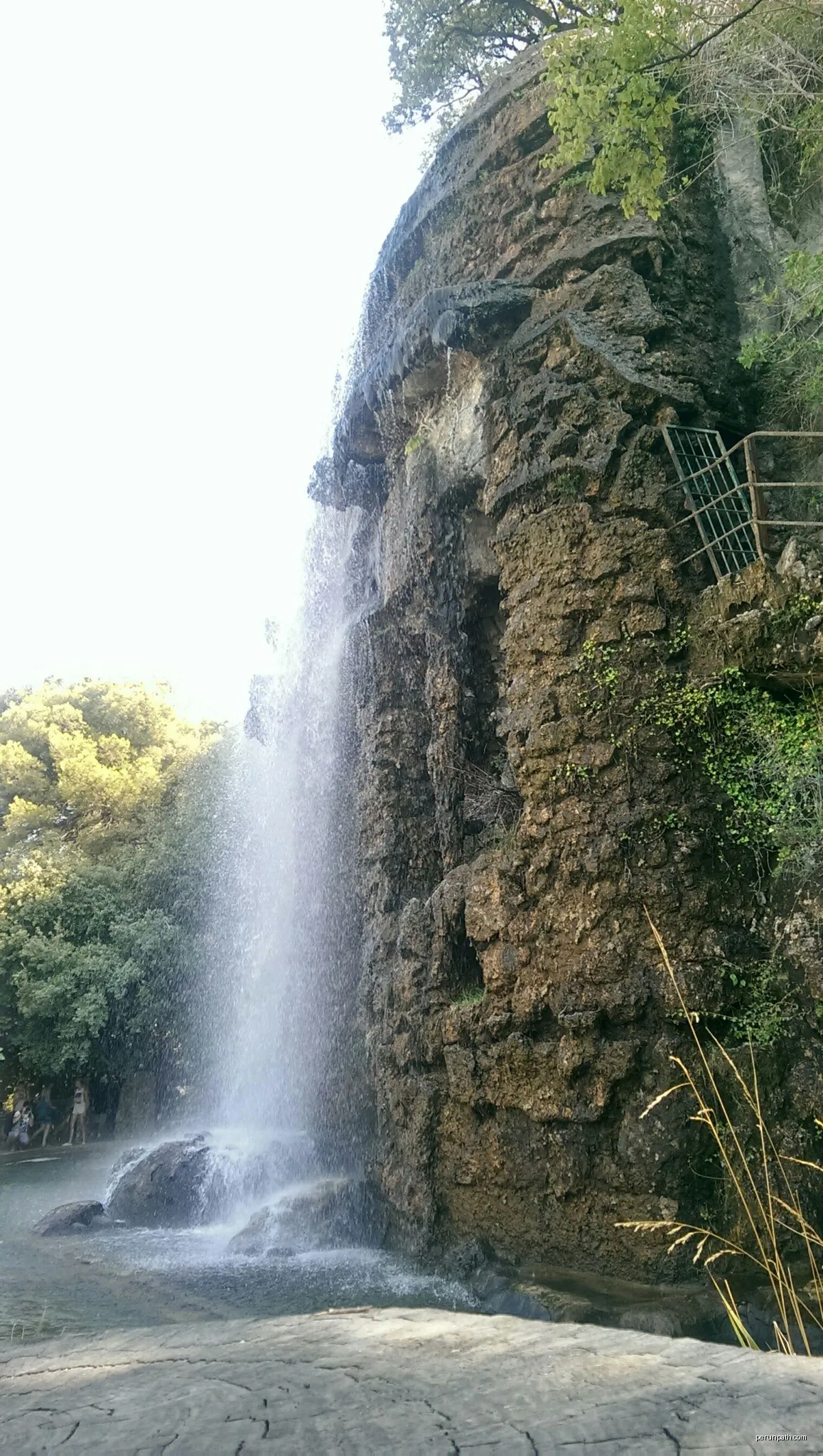 Cascade du parc du château. | Autor: Yaël T. | Licencja: CC BY 4.0 | Źródło: Wikimedia Commons