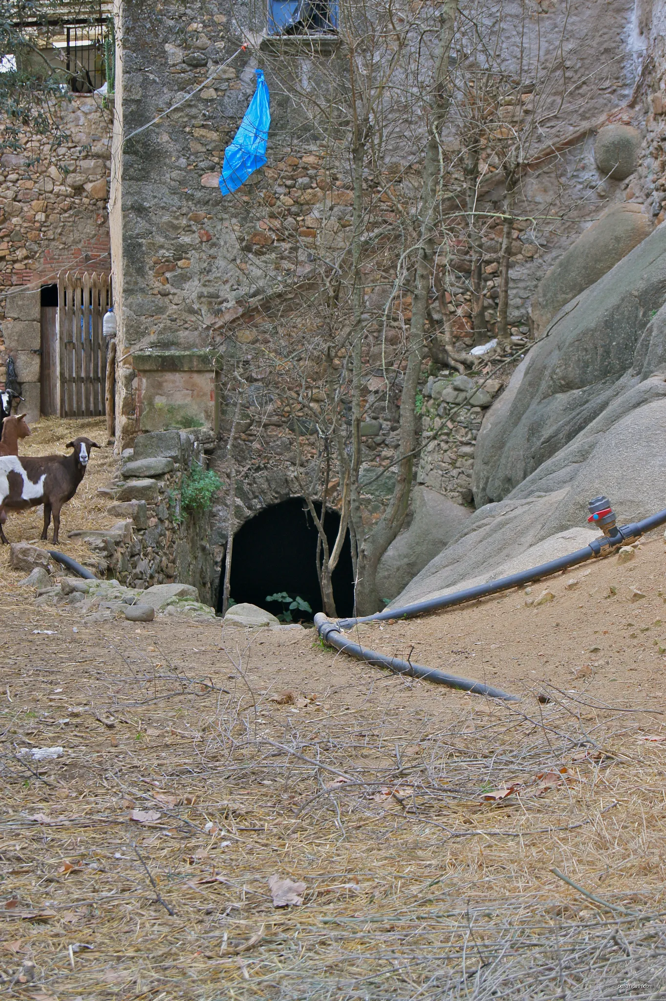 Calonge,  Catalonia: Outflow of Mill race of the Molí de les Roques | Autor: flamenc | Licencja: CC BY-SA 3.0 | Źródło: Wikimedia Commons