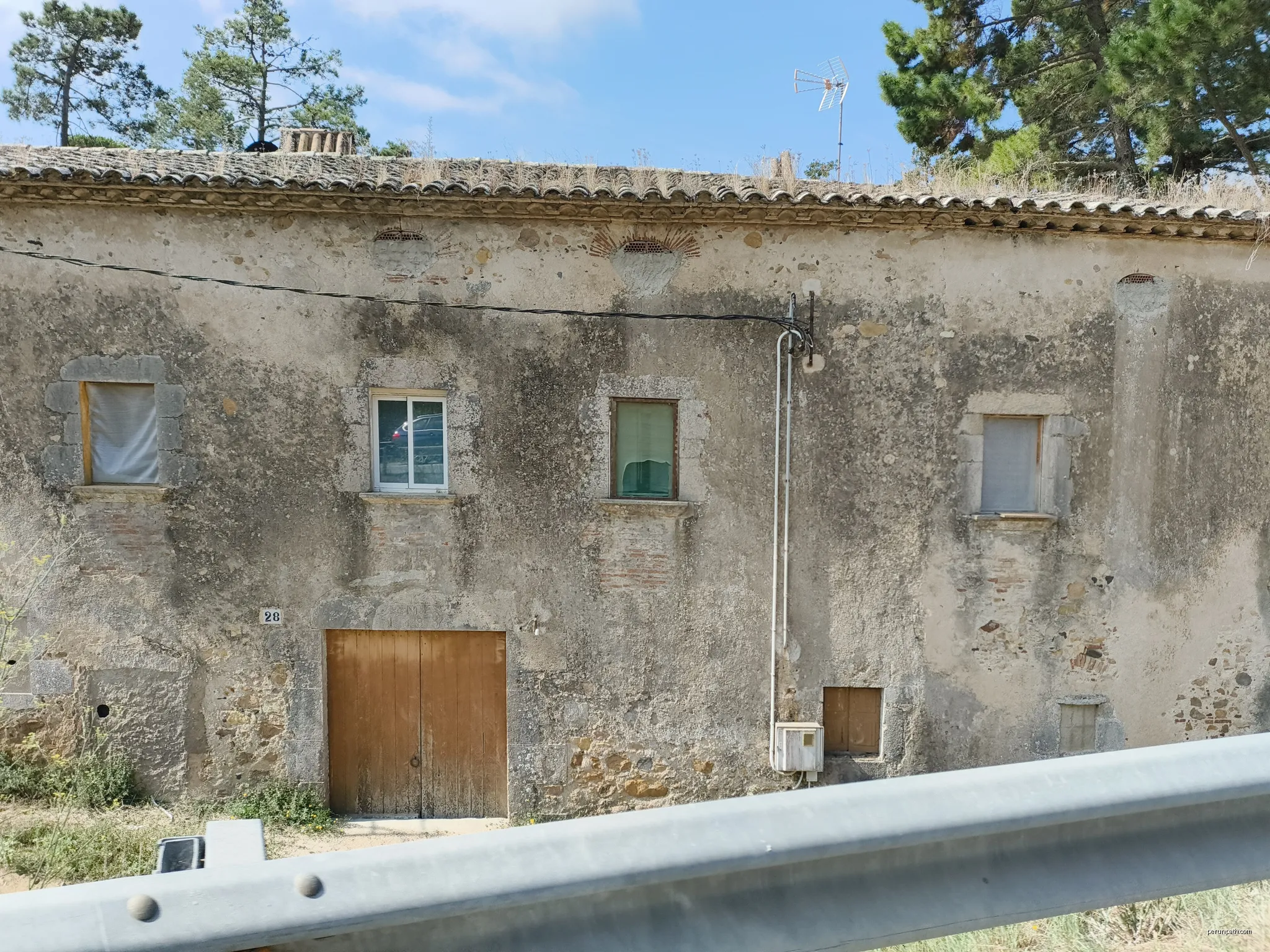 Vista de la façana principal del Molí Lluny des de la Carretera de Llagostera a Tossa (GI-681). | Autor: Xavicoleta76 | Licencja: CC0 | Źródło: Wikimedia Commons