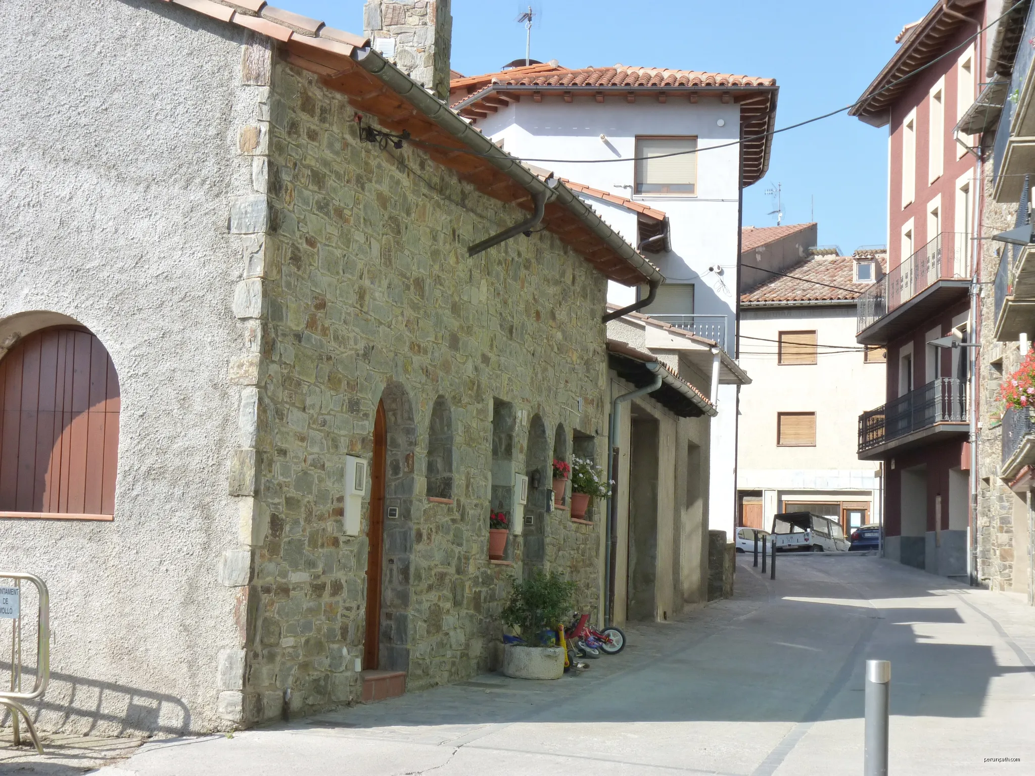 Carrer de l'Església, Molló (Ripollès, Girona, Catalunya, Espanya) | Autor: Bertrand GRONDIN  → (Talk) | Licencja: CC BY-SA 3.0 | Źródło: Wikimedia Commons