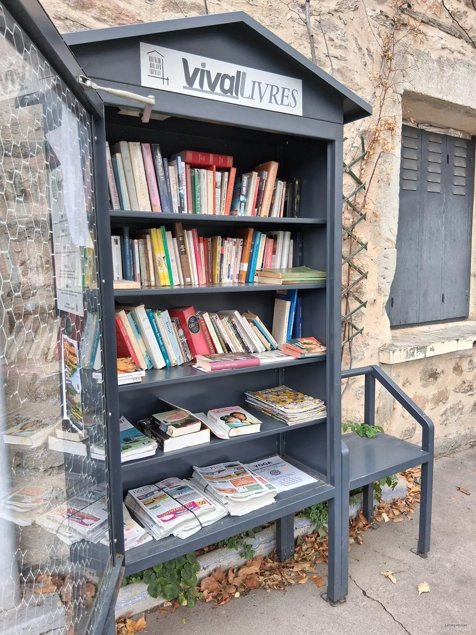 Boîte à livres à Mons | Autor: Flip. | Licencja: CC BY-SA 4.0 | Źródło: Wikimedia Commons