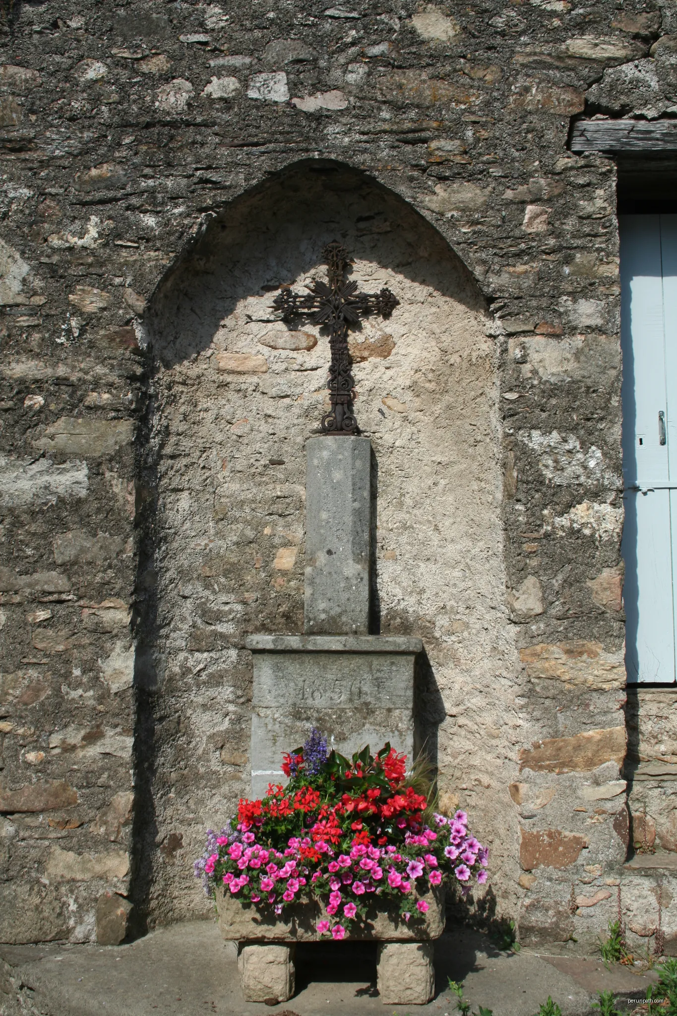 Mons (Hérault) - croix. | Autor: Fagairolles 34 | Licencja: CC BY-SA 4.0 | Źródło: Wikimedia Commons