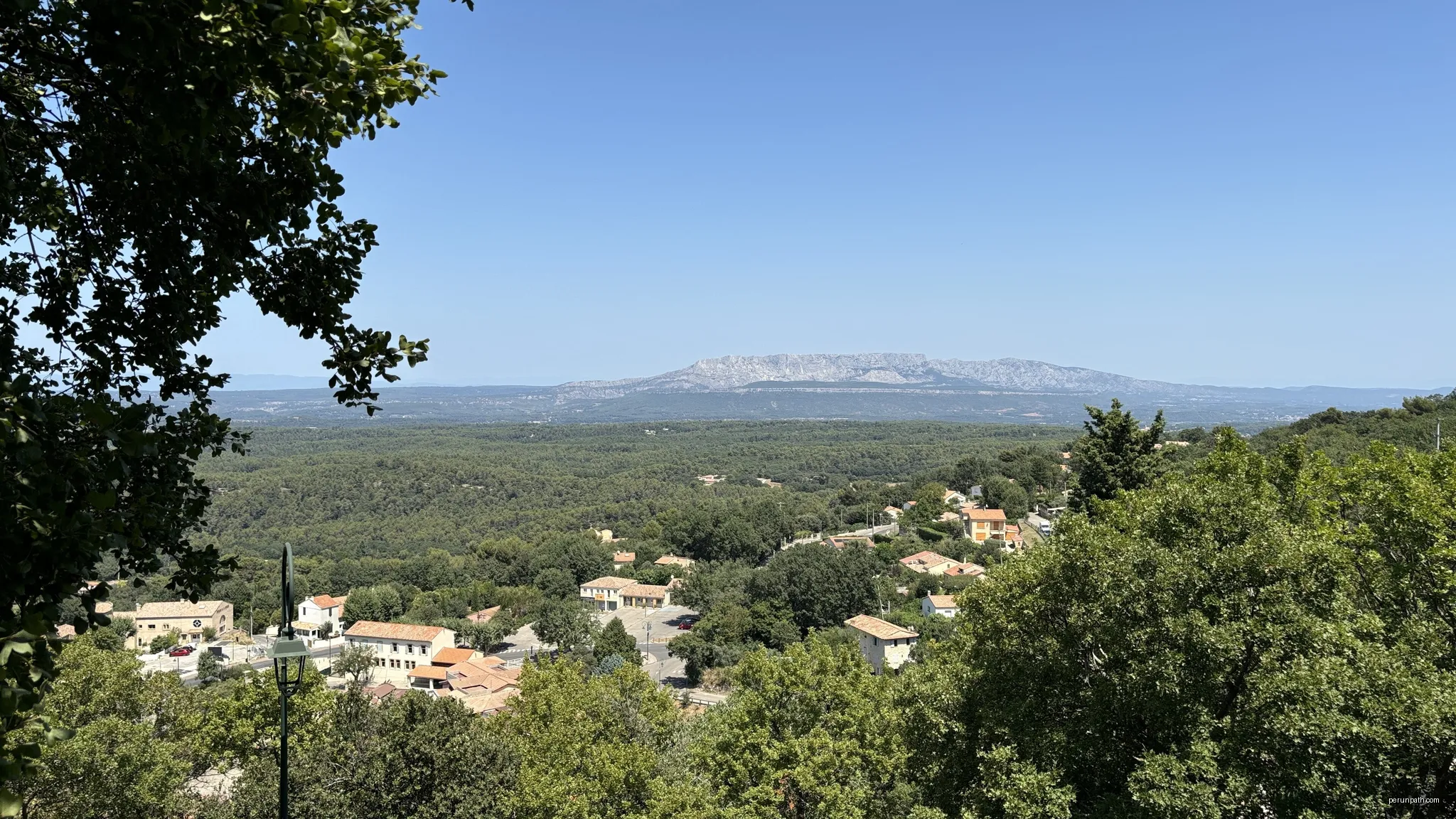Vue de la montagne Sainte-Victoire depuis Mimet (Bouches-du-Rhône) | Autor: Mathieu BROSSAIS | Licencja: CC BY 4.0 | Źródło: Wikimedia Commons