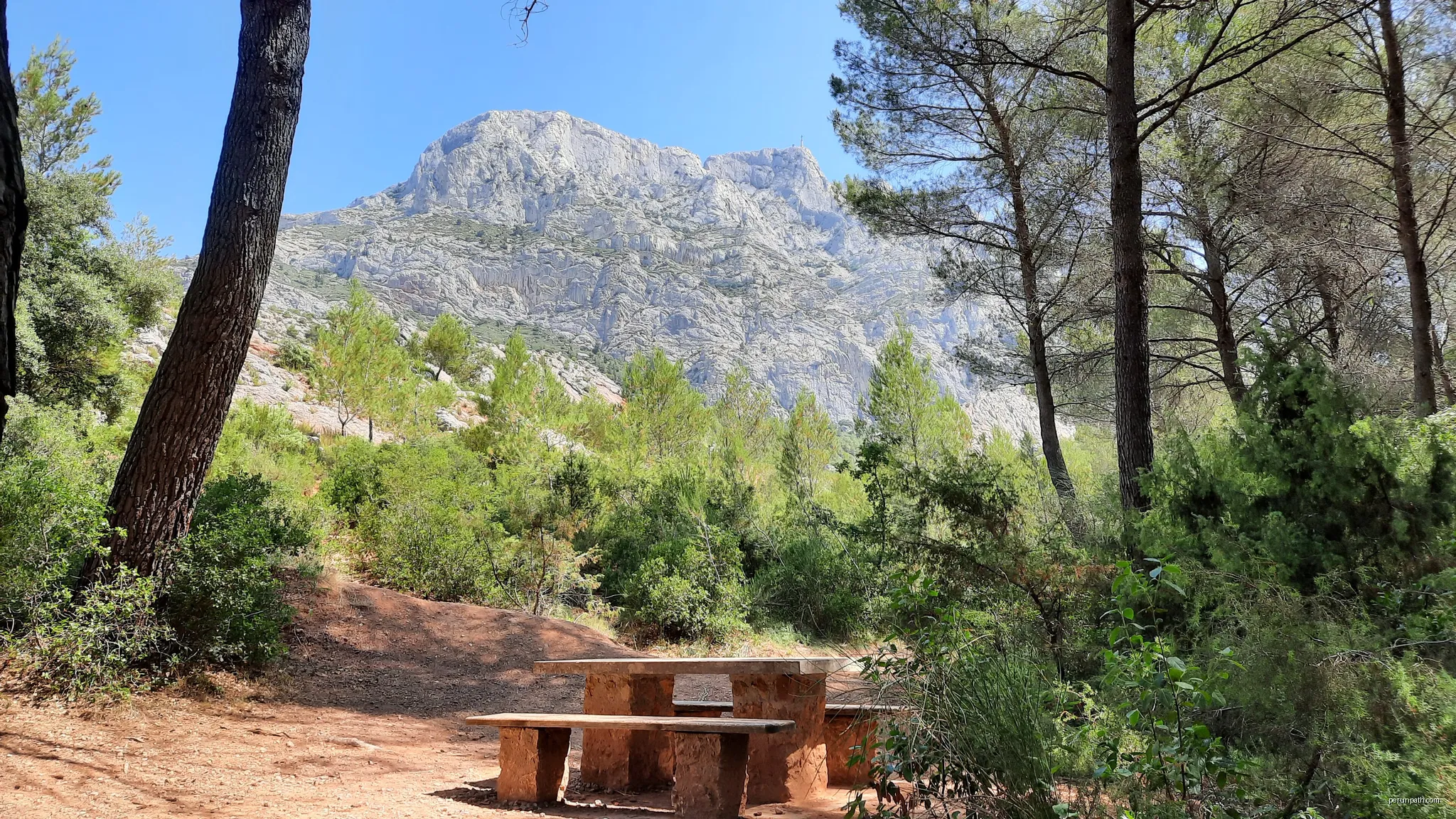 La montagne Sainte-Victoire depuis Saint-Antonin-sur-Bayon | Autor: Mathieu BROSSAIS | Licencja: CC BY-SA 4.0 | Źródło: Wikimedia Commons