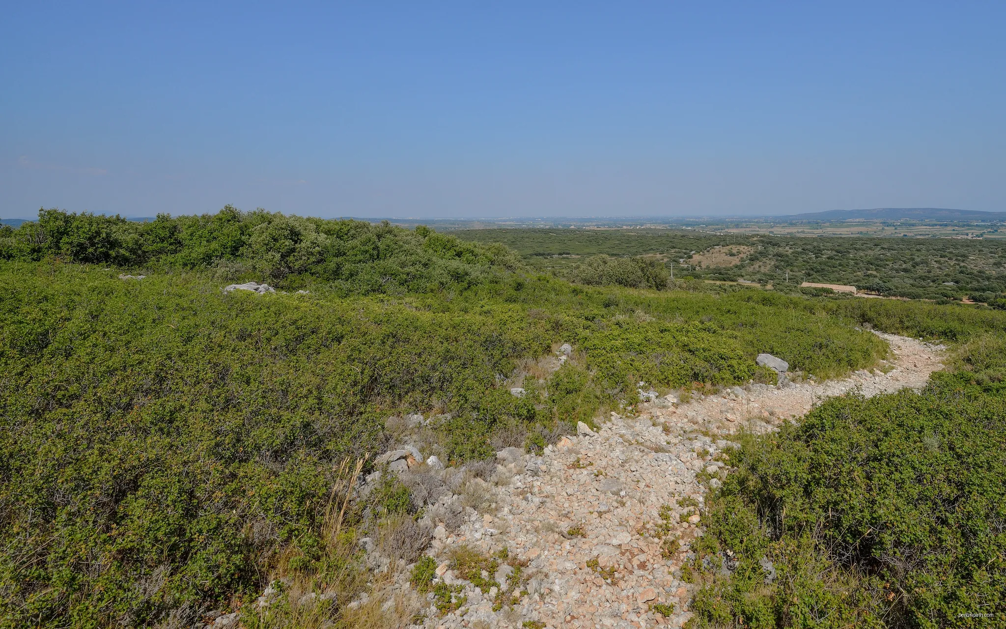 Trail in the garrigue on the Moure Hills. Montbazin, Hérault, France. | Autor: Christian Ferrer | Licencja: CC BY-SA 3.0 | Źródło: Wikimedia Commons
