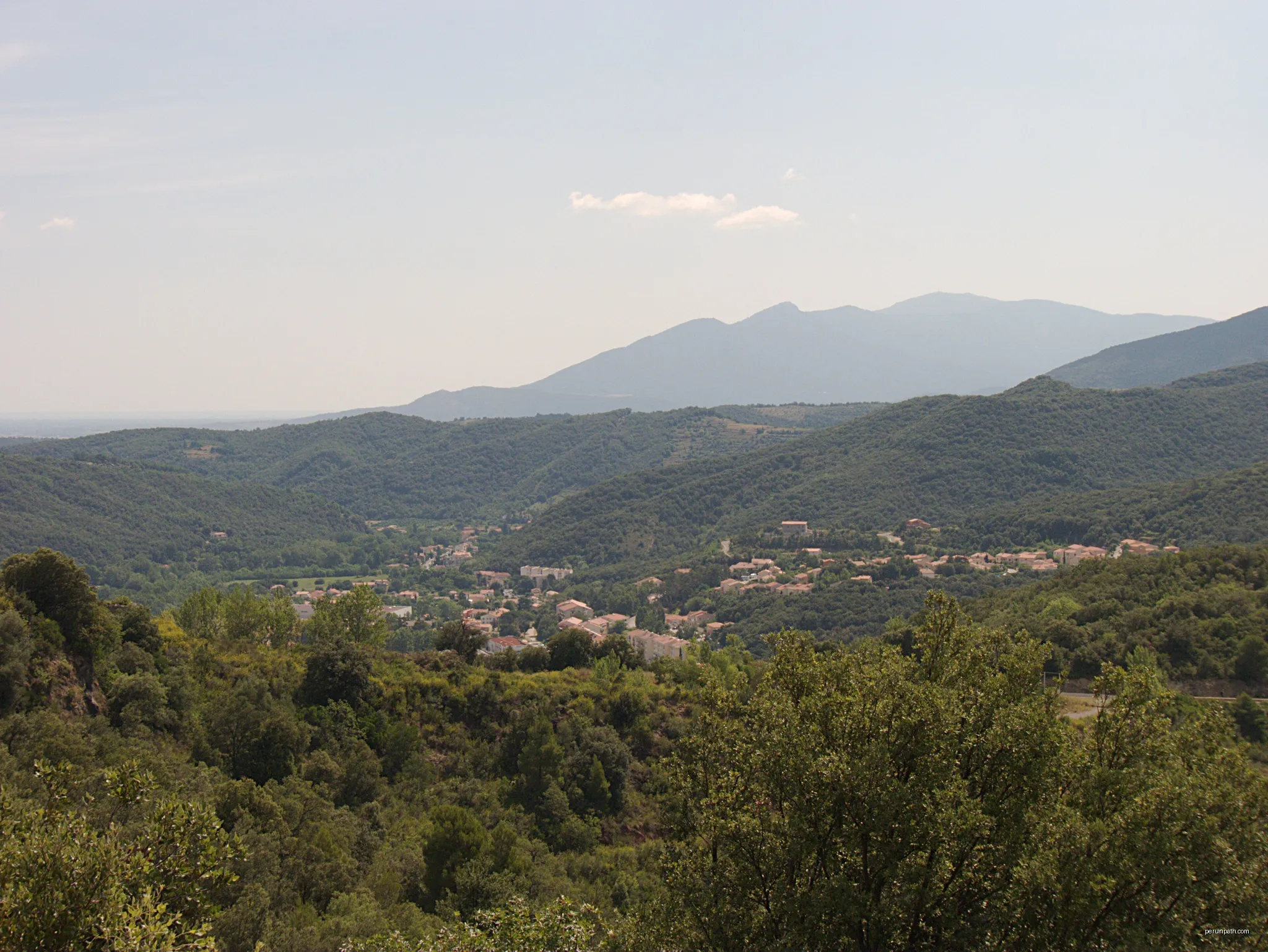 Vue du massif des Albères depuis Montbolo (Pyrénées-Orientales, Languedoc-Roussillon, France) | Autor: Bertrand GRONDIN  → (Talk) | Licencja: CC BY-SA 3.0 | Źródło: Wikimedia Commons