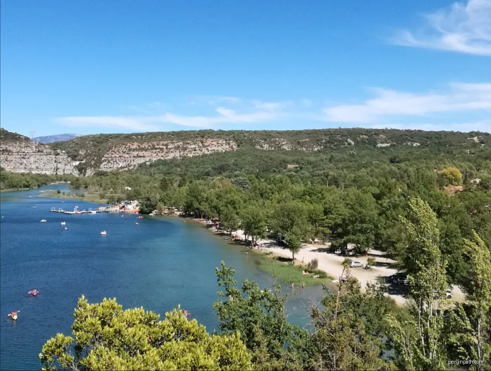 The lake of Montmeyan, Var, France | Autor: Marcvjnicolas | Licencja: CC BY-SA 4.0 | Źródło: Wikimedia Commons