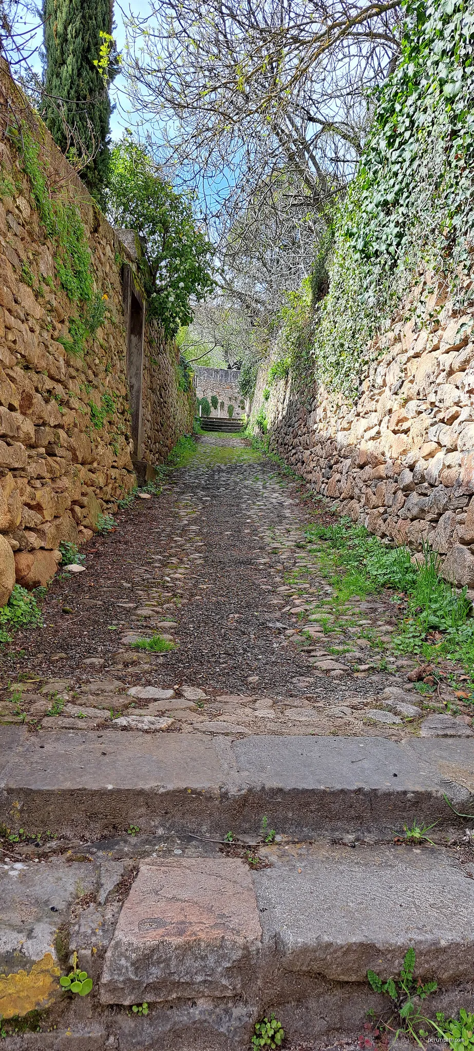 Montolieu - Ruelle | Autor: Selmoval | Licencja: CC BY-SA 4.0 | Źródło: Wikimedia Commons