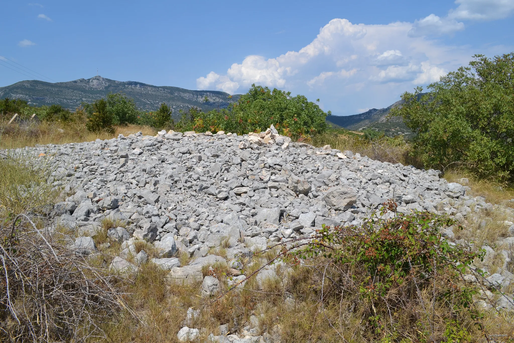 Tumulus de la Croix de l'Yeuse à Montpeyroux (34). | Autor: Liberliger | Licencja: CC BY-SA 4.0 | Źródło: Wikimedia Commons