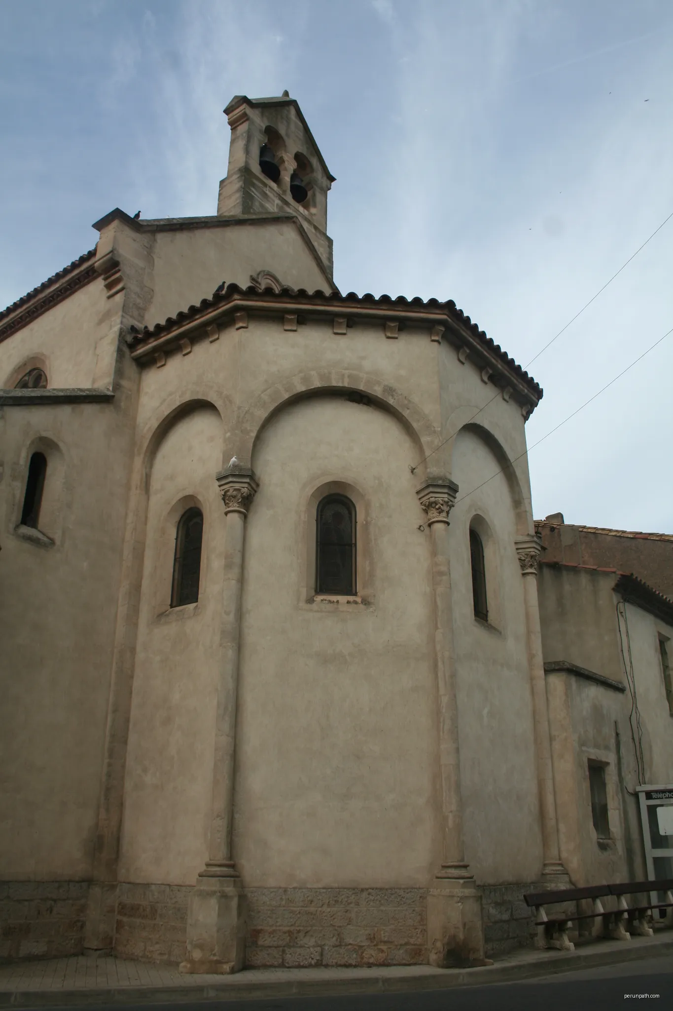 Montredon-des-Corbières - chevet de l'église Saint-Martin | Autor: Fagairolles 34 | Licencja: CC BY-SA 4.0 | Źródło: Wikimedia Commons