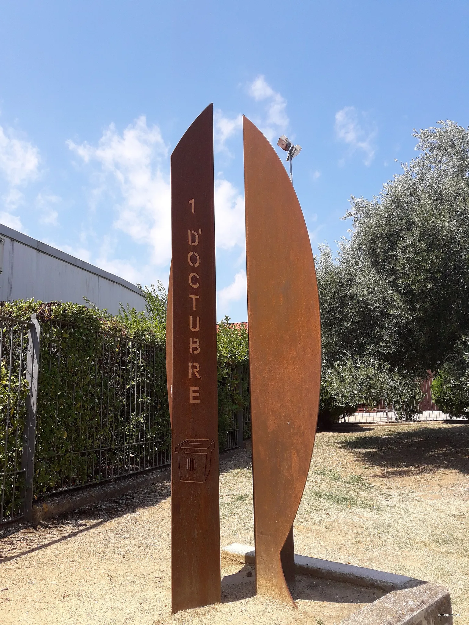 Monument a l'1 d'Octubre a la plaça de l'Ajuntament de Serinyà. | Autor: pere prlpz | Licencja: CC BY-SA 3.0 | Źródło: Wikimedia Commons