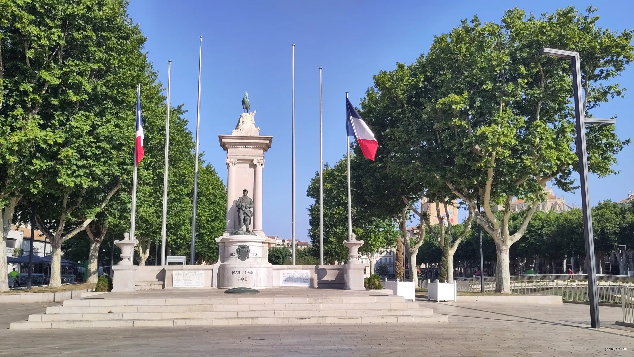 monument aux Morts des halles de Narbonne | Autor: Exilexi | Licencja: CC BY-SA 4.0 | Źródło: Wikimedia Commons