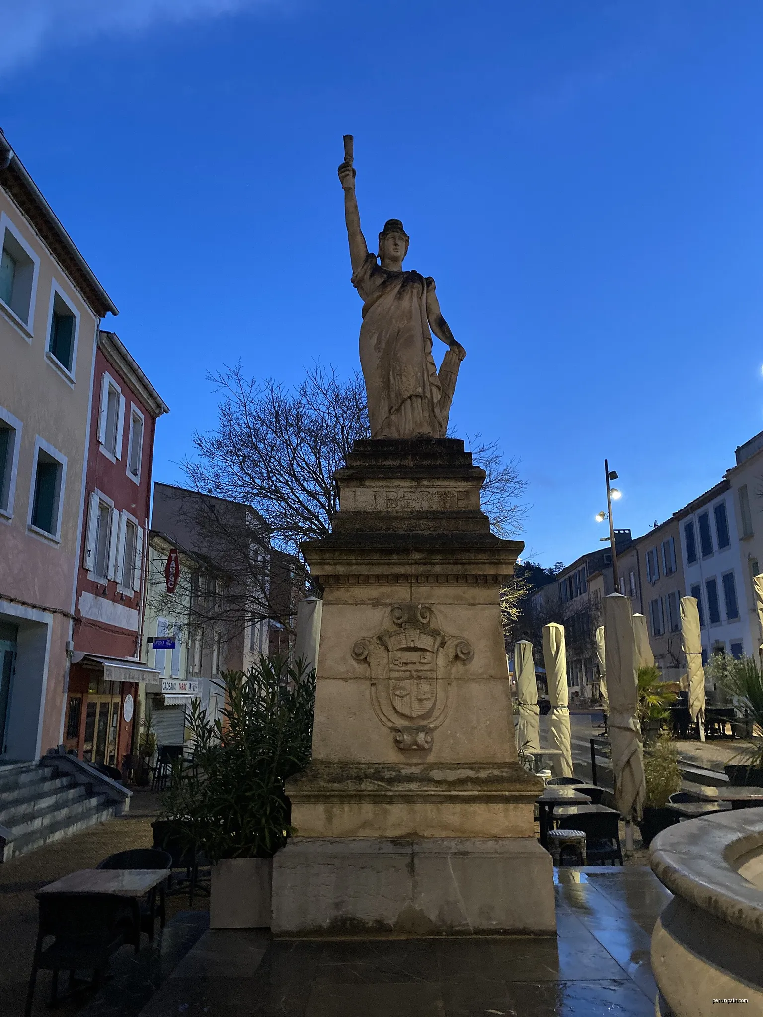 Monument de la République | Autor: Davidpar | Licencja: CC BY-SA 3.0 | Źródło: Wikimedia Commons
