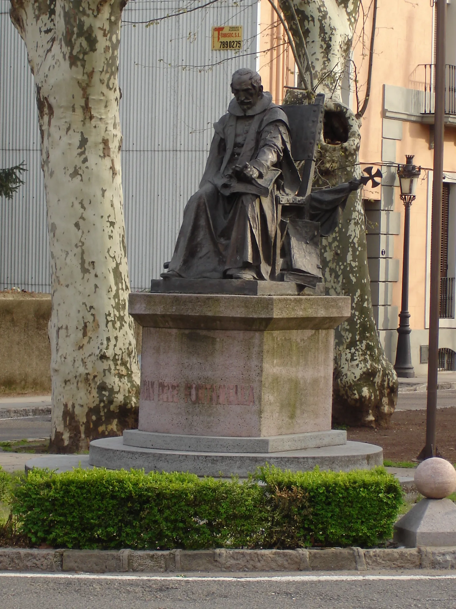 Joan Pere Fontanella (Olot, 1575 - Perpignan, 1649), politician and lawyer. Sculptor: Miquel Blay (restored by Joan Ferres, 1991). Olot, Passeig de Barcelona, Catalonia, Spain. | Autor: Wamito | Licencja: CC BY-SA 3.0 | Źródło: Wikimedia Commons
