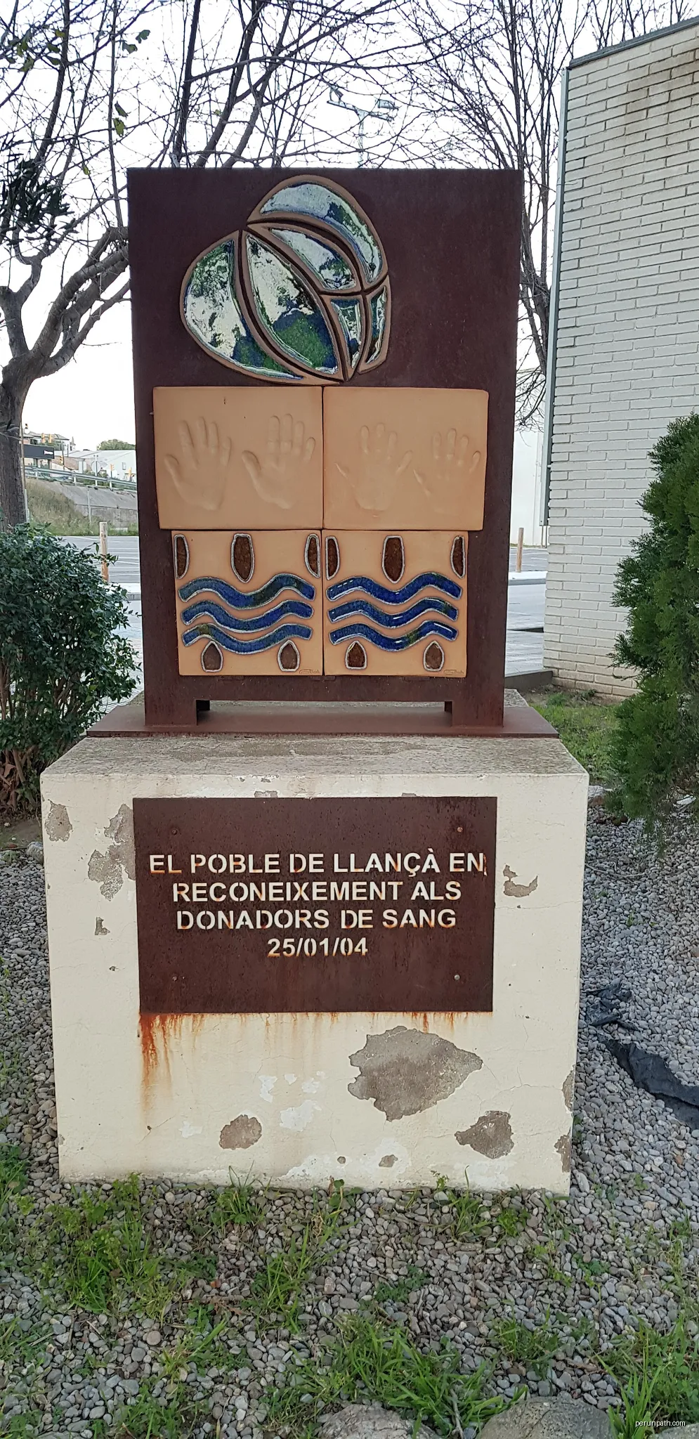 Monument to blood donors in LLançà | Autor: Soniettte | Licencja: CC BY-SA 3.0 | Źródło: Wikimedia Commons