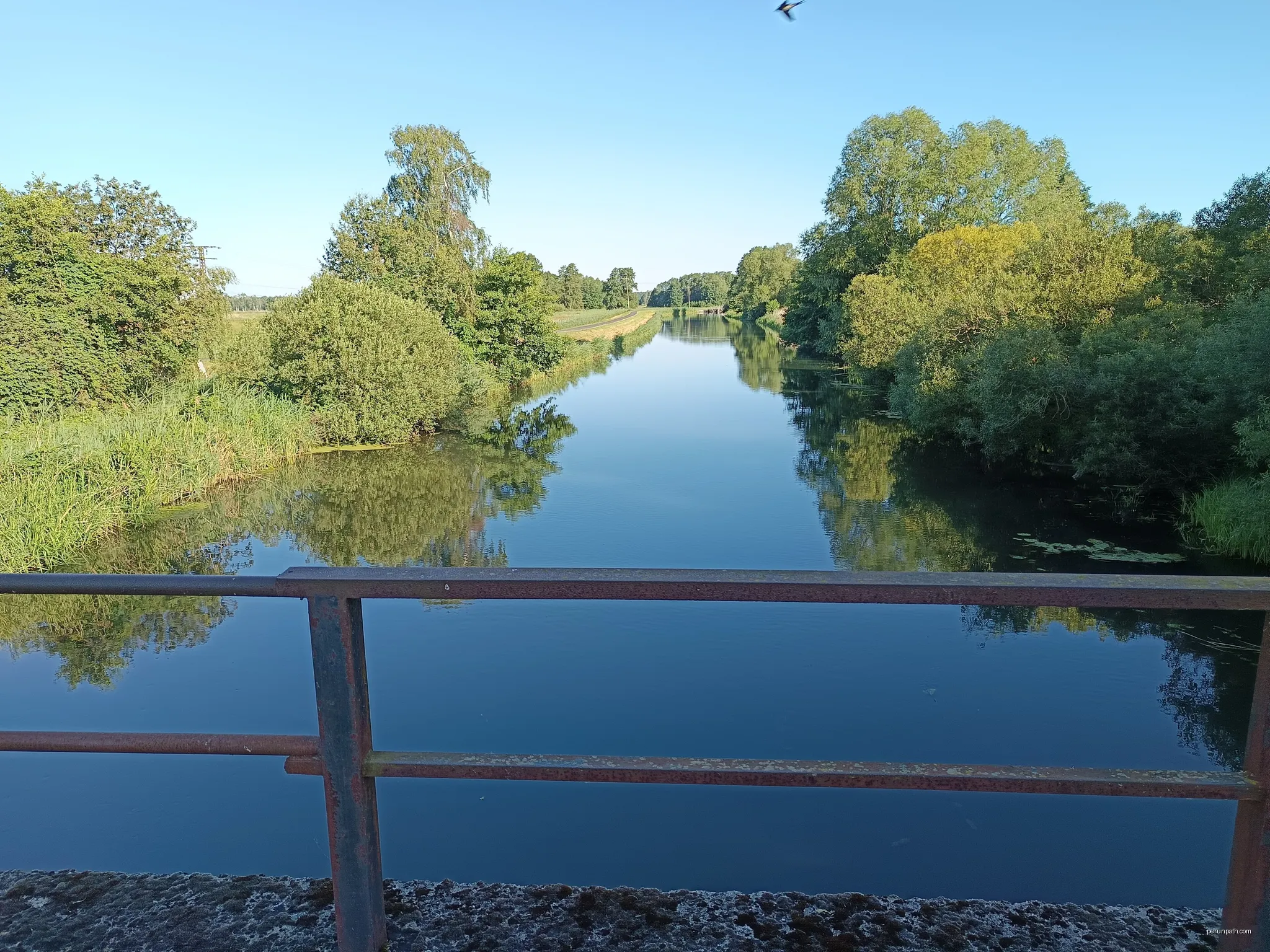 Most, řeka Spree, Krimnitz, Lübbenau, Zemský okres Dahme-Sprévský les, spolková země Braniborsko, Německo | Autor: Fry72 | Licencja: CC BY-SA 4.0 | Źródło: Wikimedia Commons