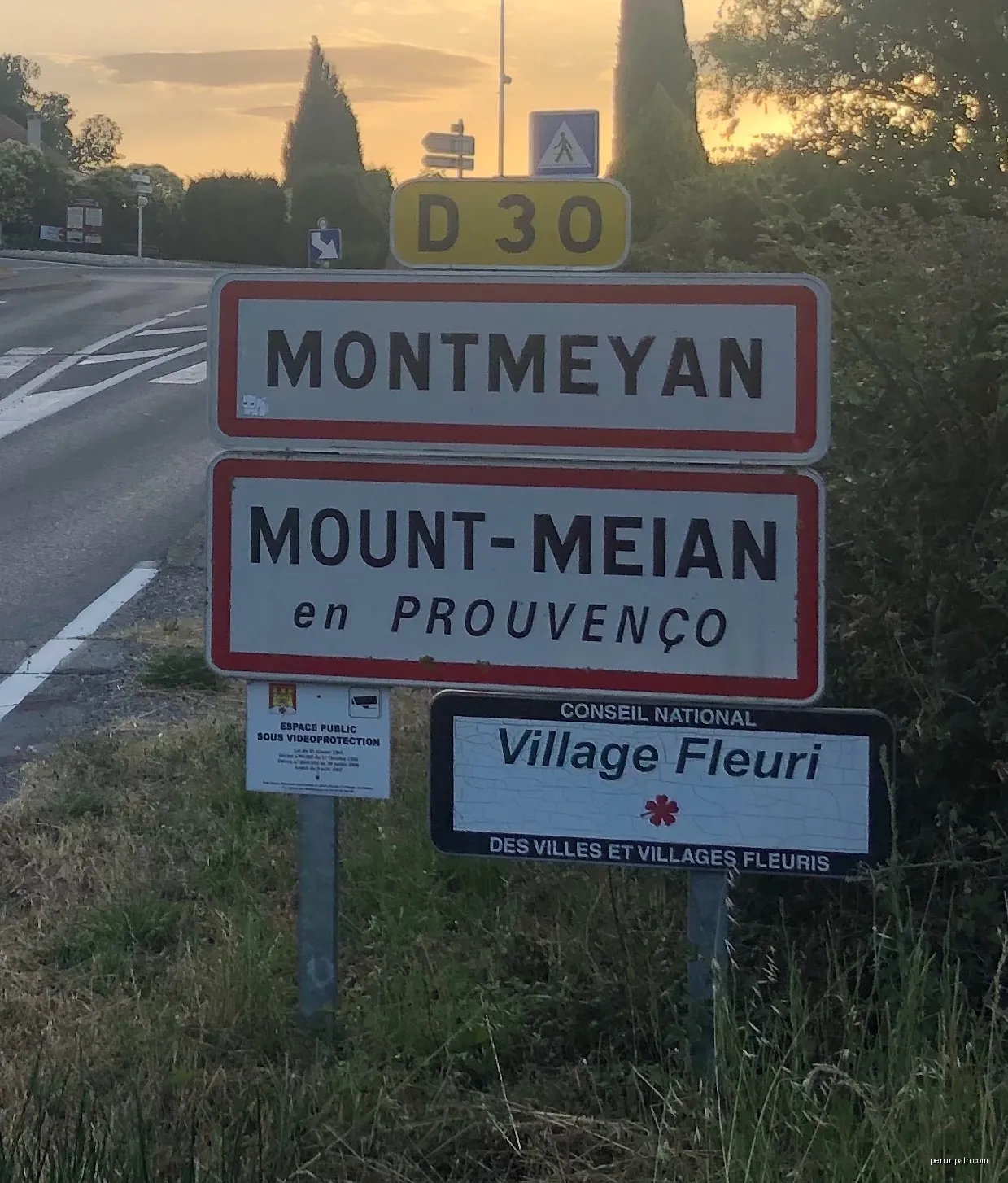 Traffic sign at the entrance of the village of Montmeyan, in French and in Provencal | Autor: Z 42500 | Licencja: CC BY-SA 4.0 | Źródło: Wikimedia Commons