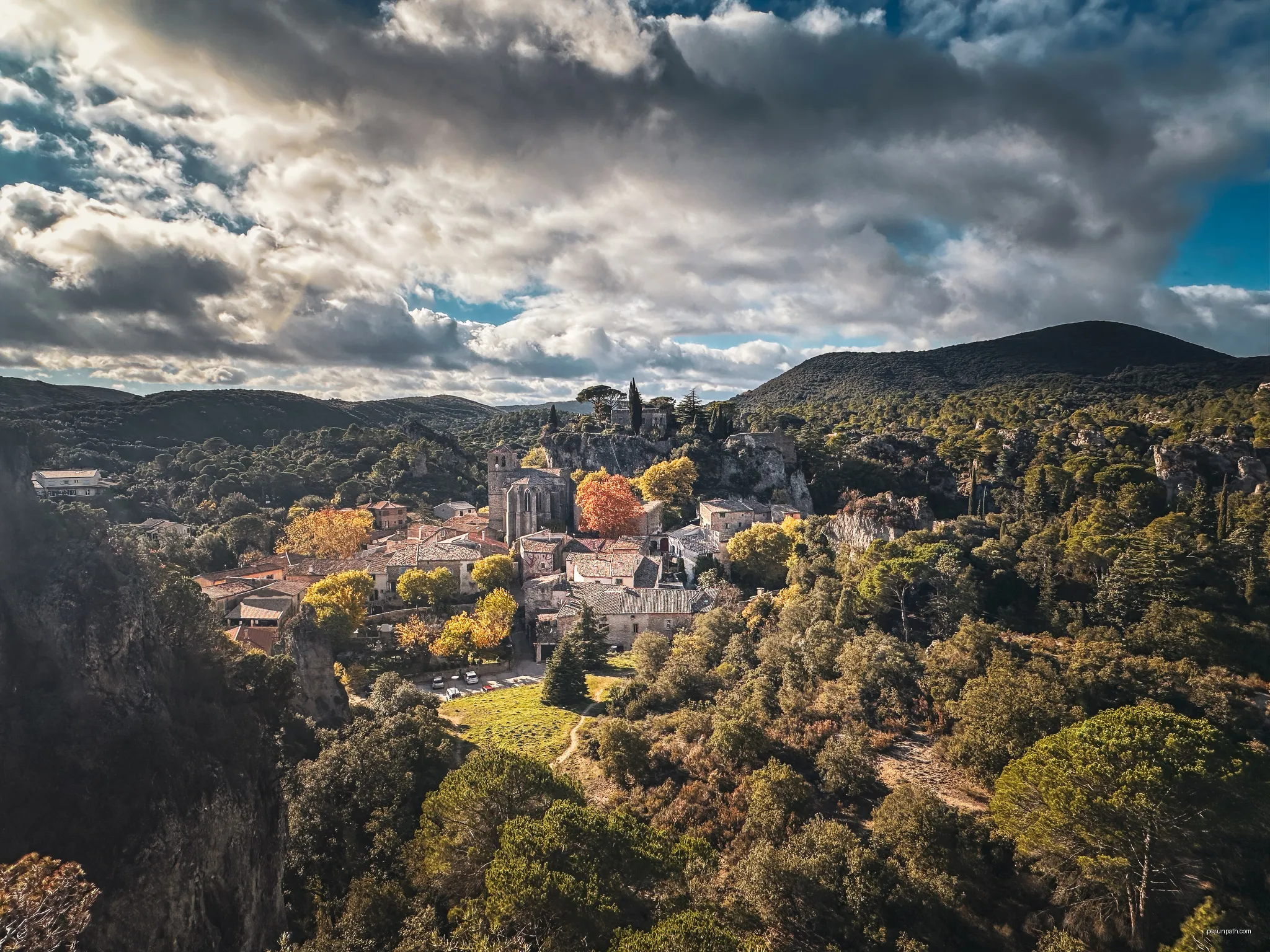Small town of Mourèze, Southern France | Autor: N1k0mmons | Licencja: CC0 | Źródło: Wikimedia Commons
