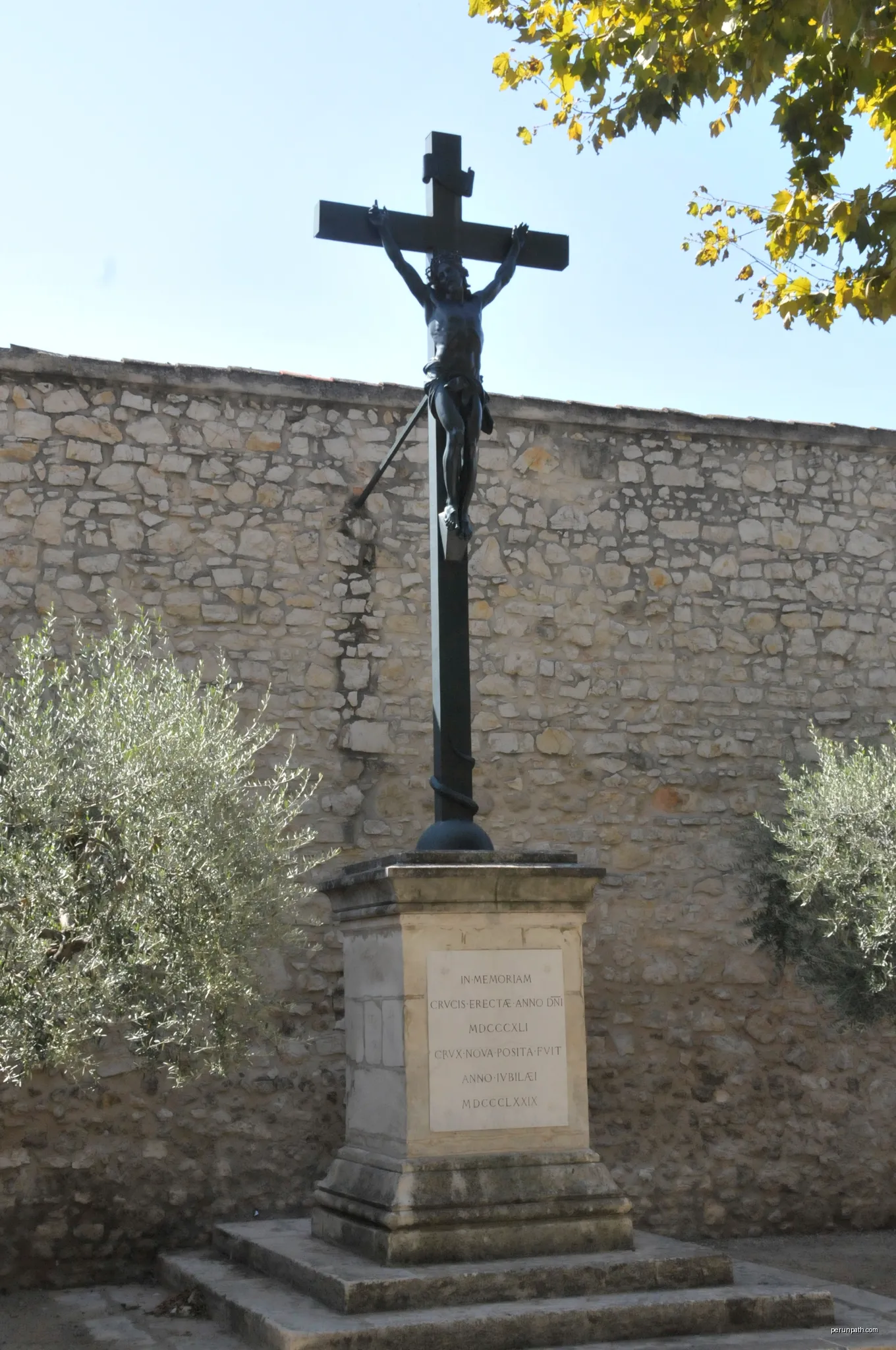Gedenkkreuz an der Kirche von Mouriès zur Erinnerung an die Errichtung der Kirche | Autor: CTHOE | Licencja: CC BY-SA 4.0 | Źródło: Wikimedia Commons