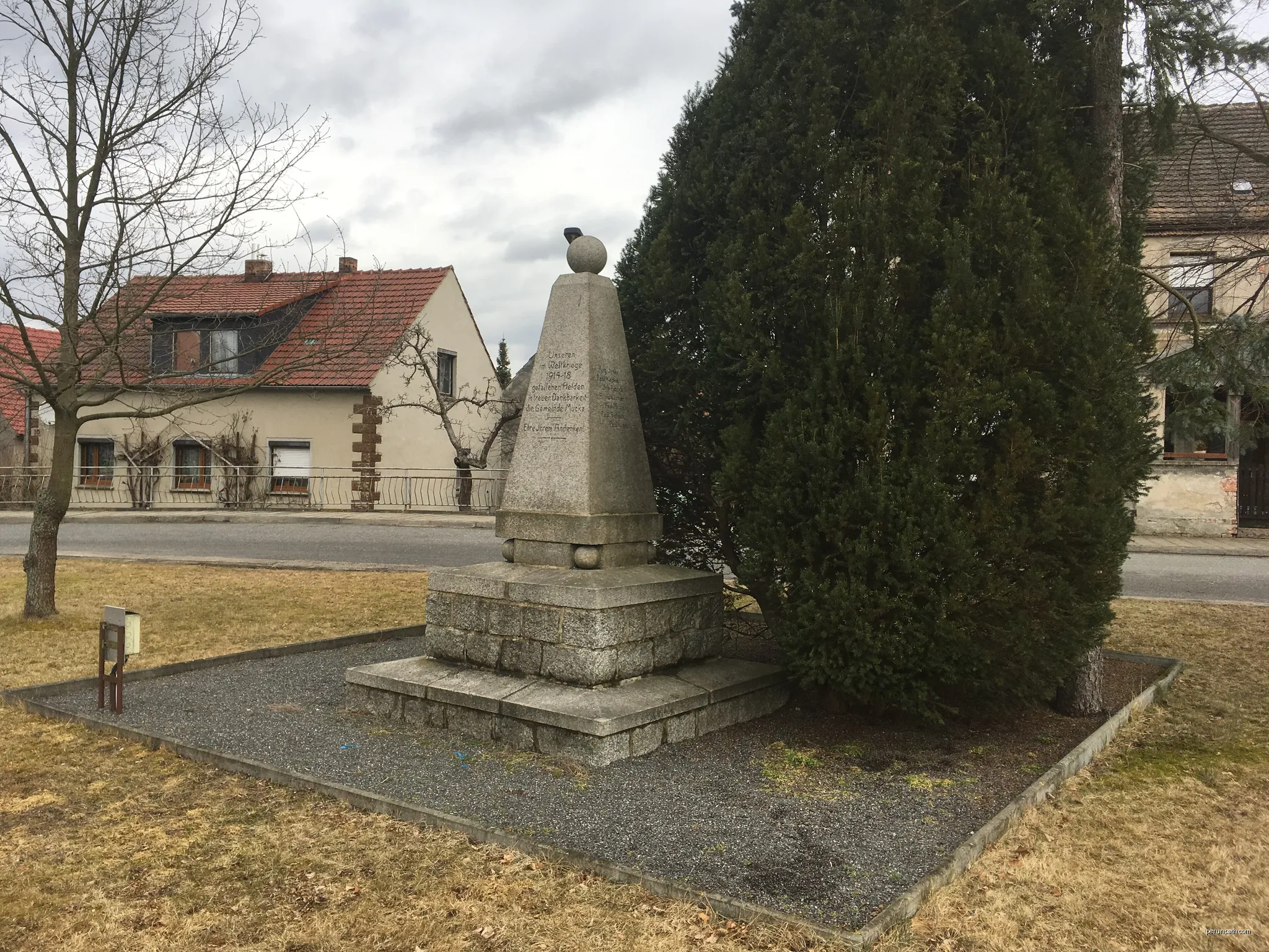 Monument for the fallen soldiers of World War I in Mücka; erected after 1918, of importance of local history | Autor: Tommes | Licencja: CC BY-SA 4.0 | Źródło: Wikimedia Commons