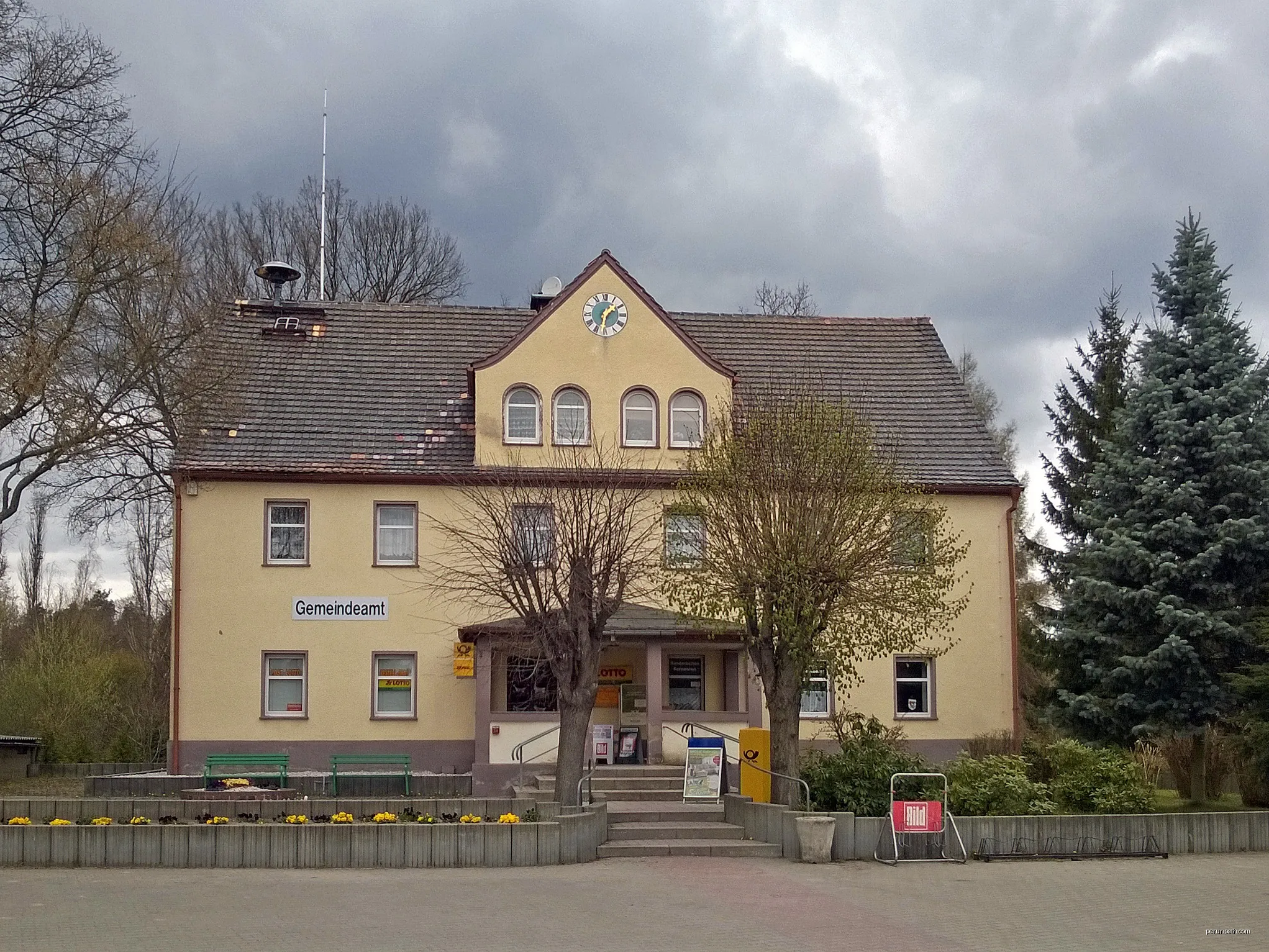 Herrenhaus Mücka, Nutzung u. a. als Gemeindeamt | Autor: Oberlausitzerin64 | Licencja: CC BY-SA 4.0 | Źródło: Wikimedia Commons