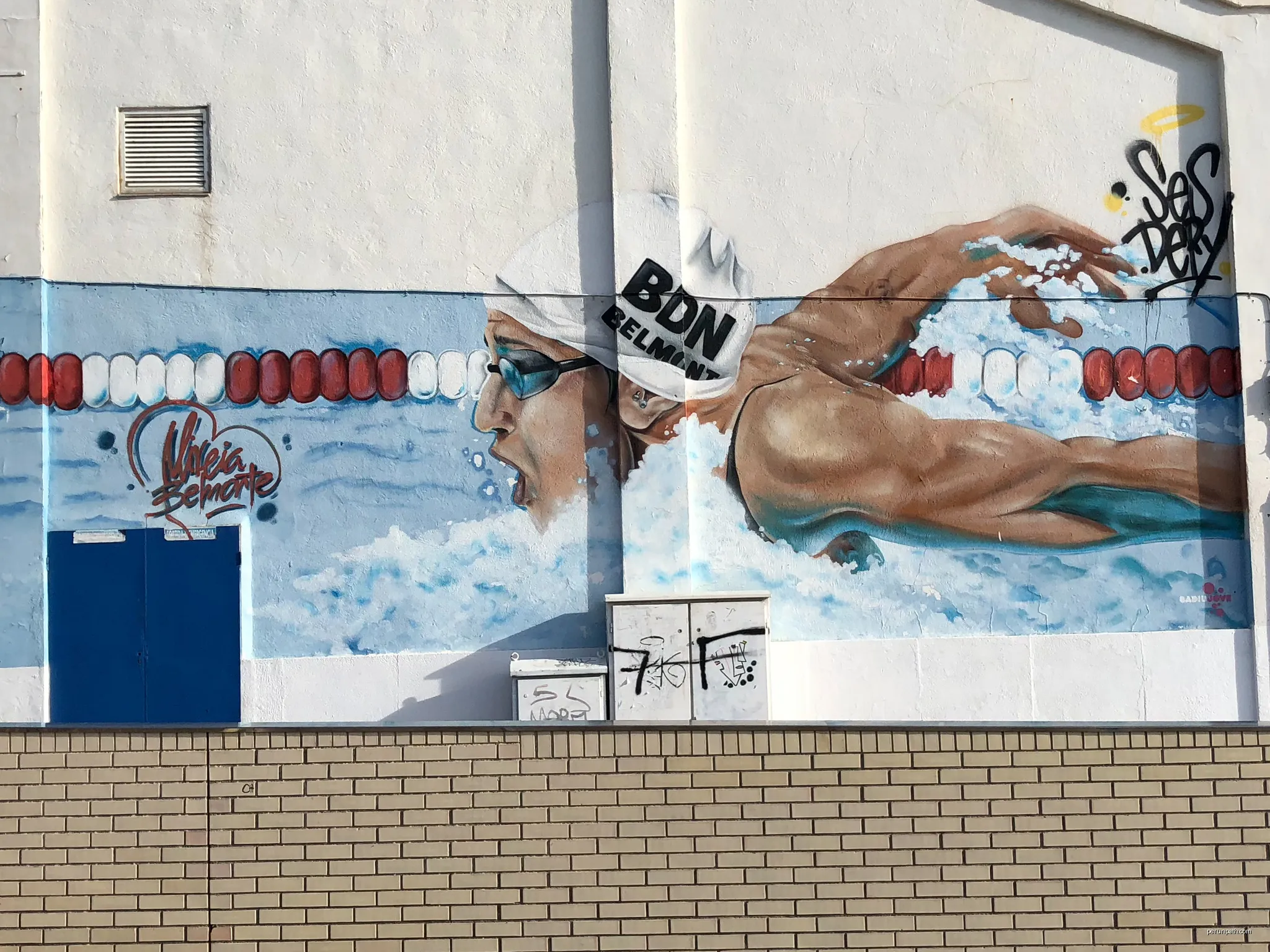 Mural a Mireia Belmonte a la paret del CN Badalona | Autor: Joan GarciaBadalona | Licencja: CC BY-SA 4.0 | Źródło: Wikimedia Commons