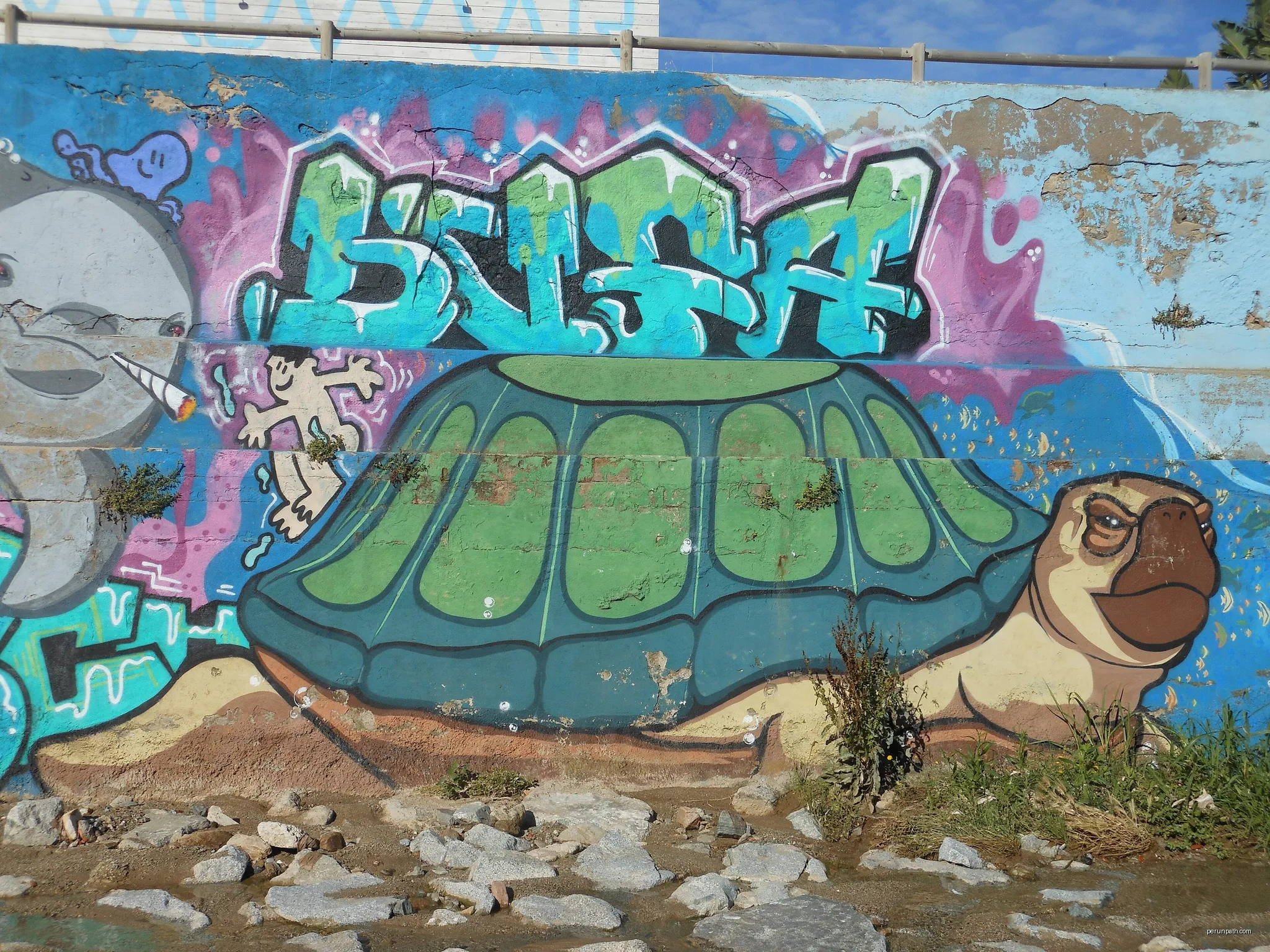 Mural amb el dibuix d'una tortuga a la Platja de Cala Taps, o Cala Naiara (Montgat) | Autor: Manuel C. | Licencja: CC BY-SA 4.0 | Źródło: Wikimedia Commons