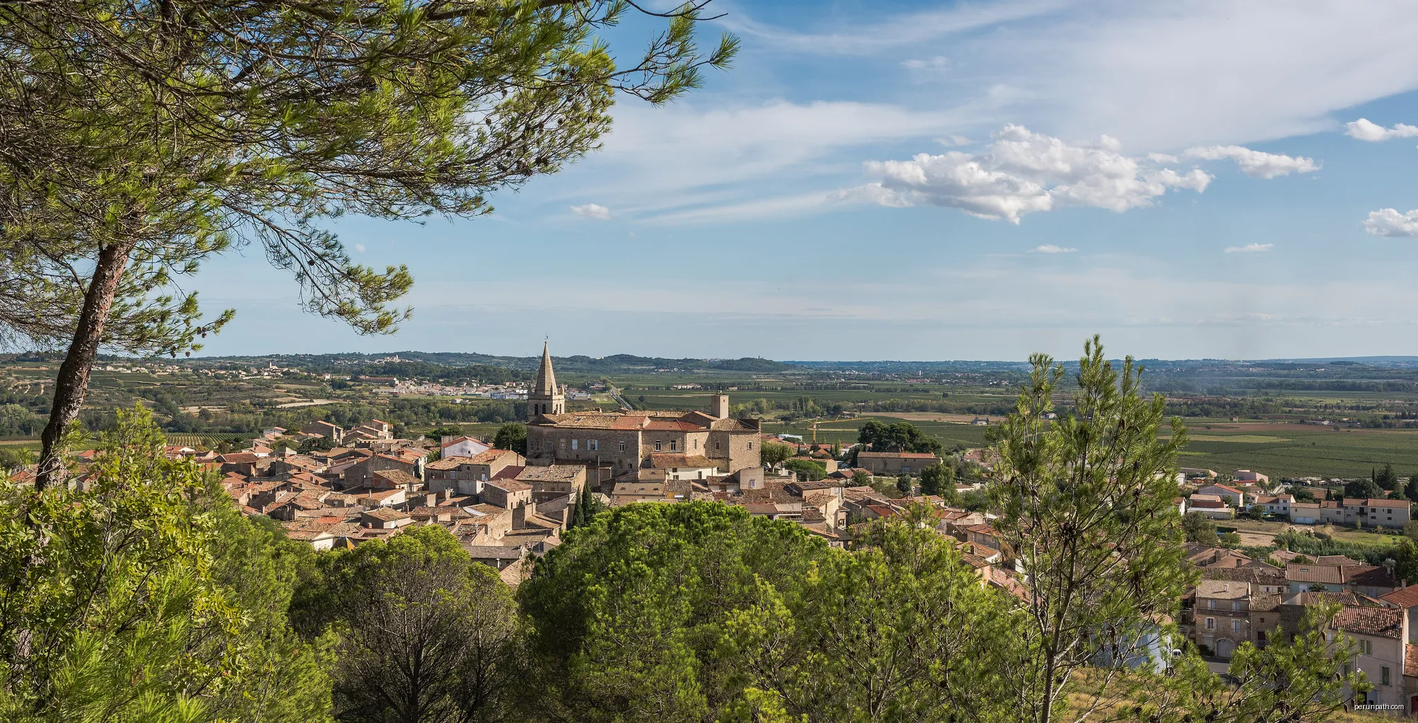 Murviel-lès-Béziers, Hérault, France. View of the village from the North. | Autor: Christian Ferrer | Licencja: CC BY-SA 4.0 | Źródło: Wikimedia Commons