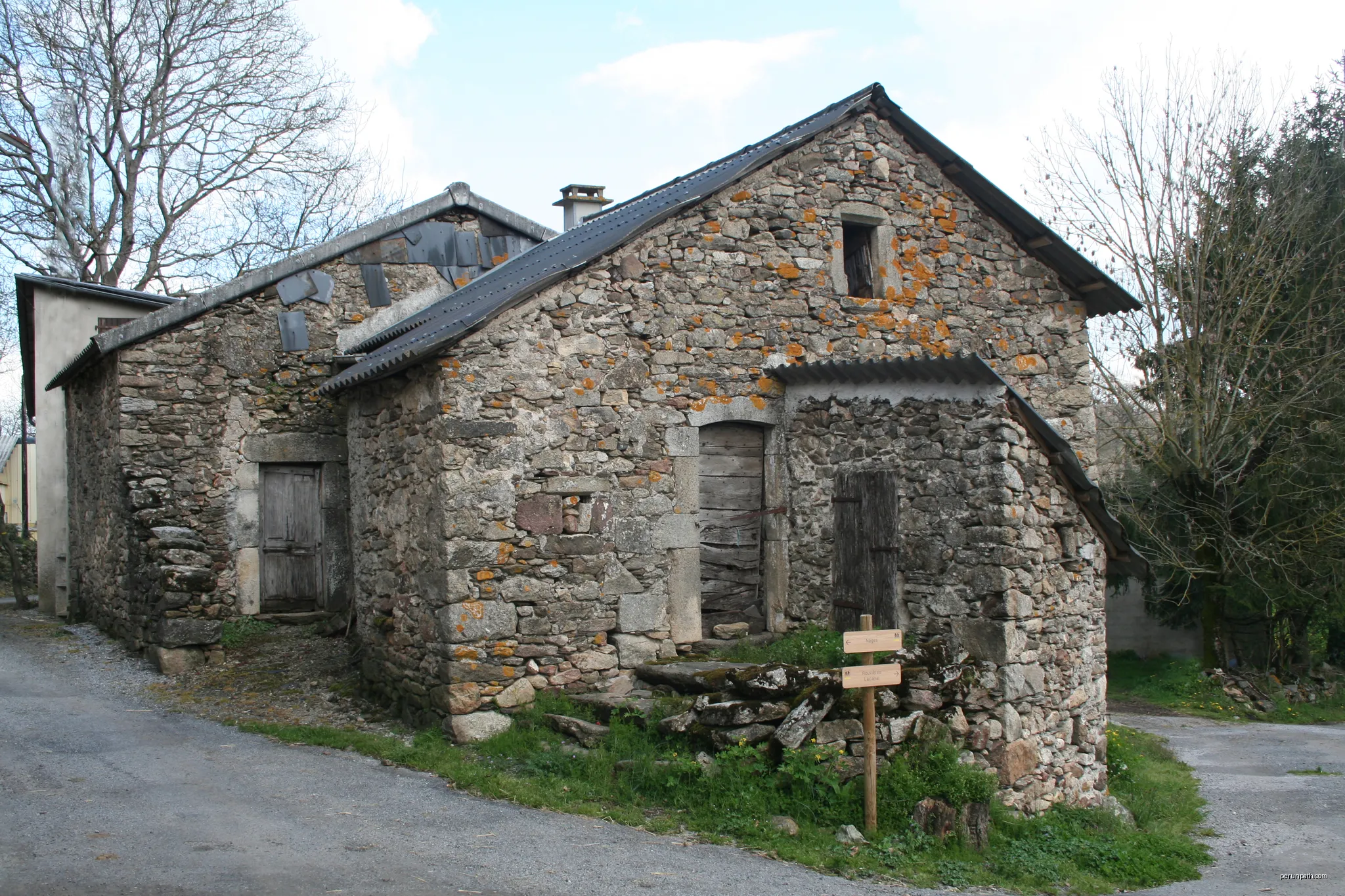 Nages (Tarn) - maison ancienne à Rouvières. | Autor: Fagairolles 34 | Licencja: CC BY-SA 4.0 | Źródło: Wikimedia Commons