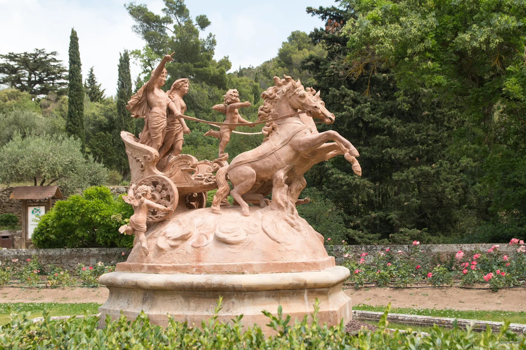 Apollo and Diana, twin sister, are standing on a chariot leaving the clouds, surrounded by puttis. | Autor: Gossin Etienne (sculptor), Gossin Louis (sculptor) | Licencja: CC BY-SA 3.0 | Źródło: Wikimedia Commons