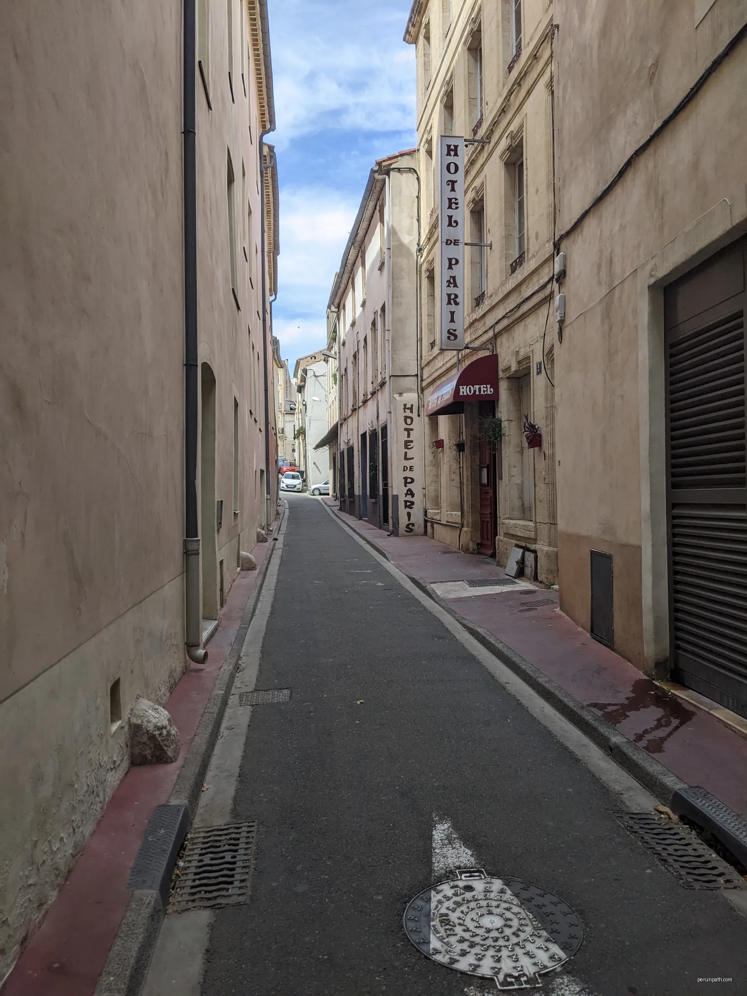 Vue de la rue du Lion d'Or, depuis la rue Jean Jaurès, à Narbonne (Aude, France) avec l'hôtel de Paris. | Autor: Sebleouf | Licencja: CC BY-SA 4.0 | Źródło: Wikimedia Commons