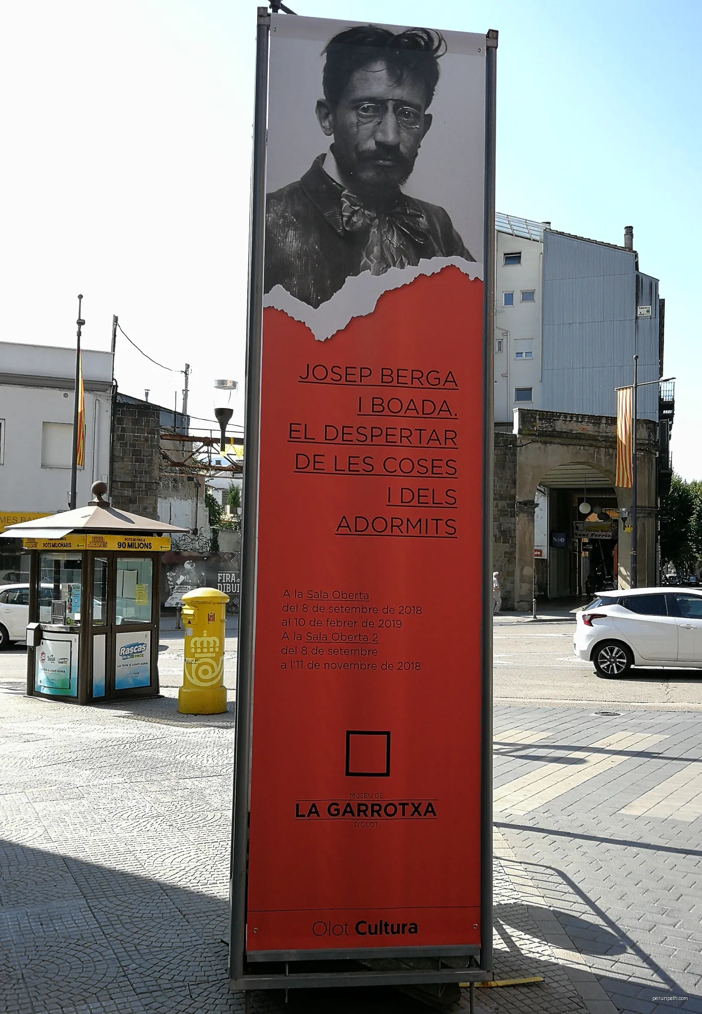Werbung für die Ausstellung Josep Berga i Boada vom 8. September 2018 bis zum 10. Februar 2019 in des Sala Oberta des Museu Comarcal de la Garrotxa in Olot | Autor: Nasobema lyricum | Licencja: CC0 | Źródło: Wikimedia Commons