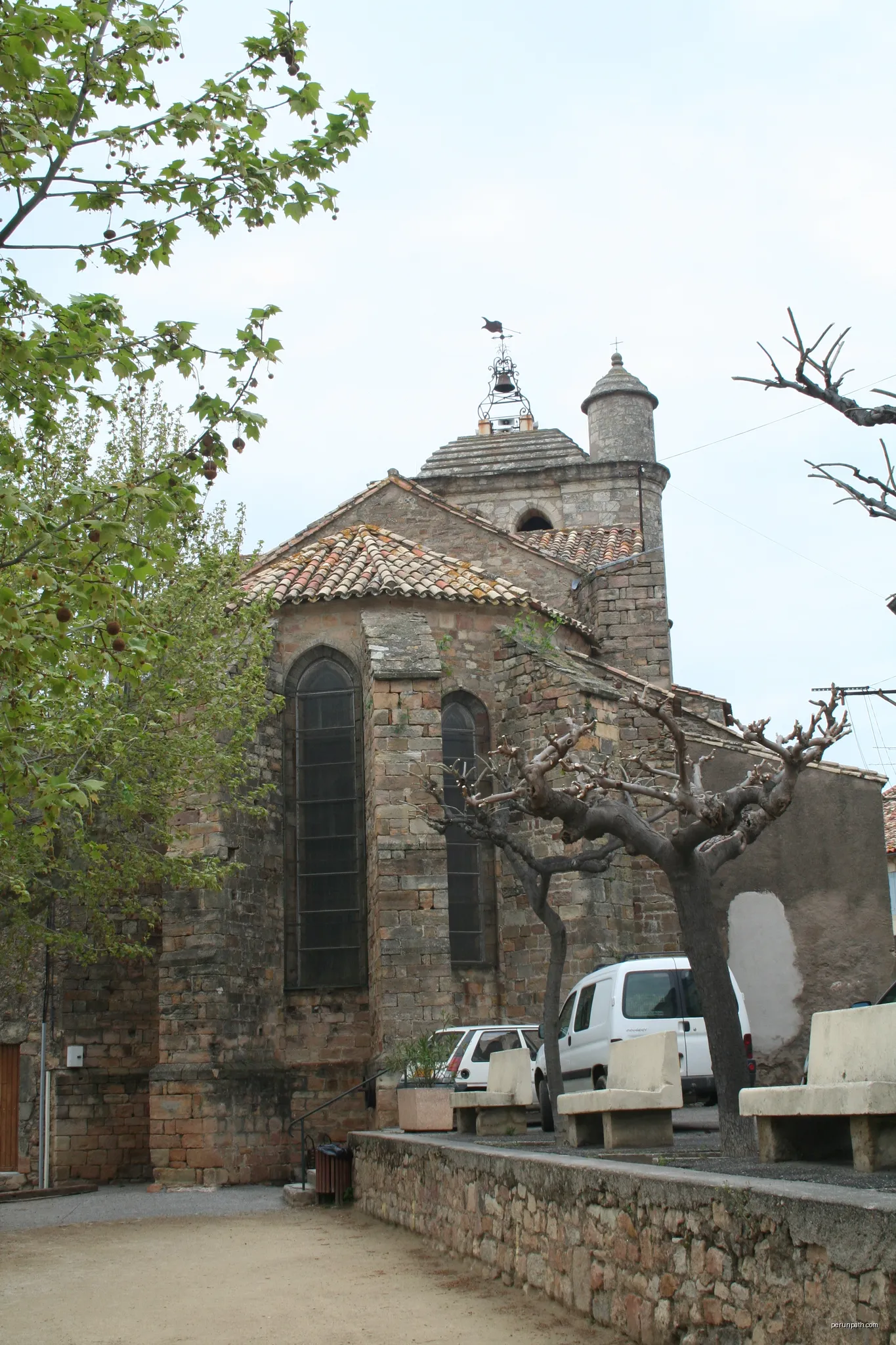 Neffiès (Hérault) - abside de l'église Saint-Alban. | Autor: Fagairolles 34 | Licencja: CC BY-SA 4.0 | Źródło: Wikimedia Commons